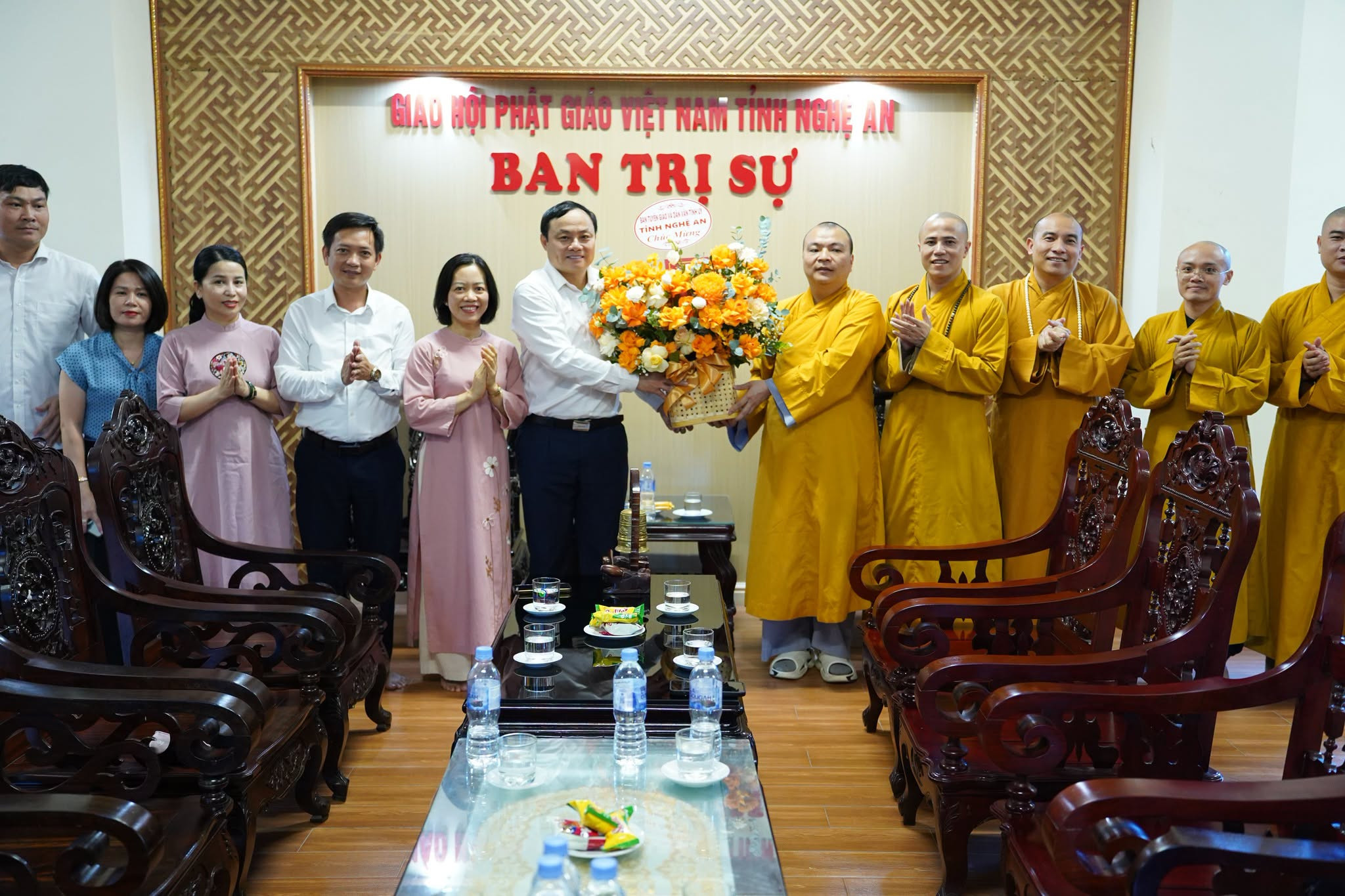 Ban Tuyên giáo và Dân vận Tỉnh uỷ Nghệ An thăm, chúc mừng Ban Trị sự Giáo hội Phật giáo Việt Nam tỉnh nhân mùa Vu Lan. Ảnh: MTNA 