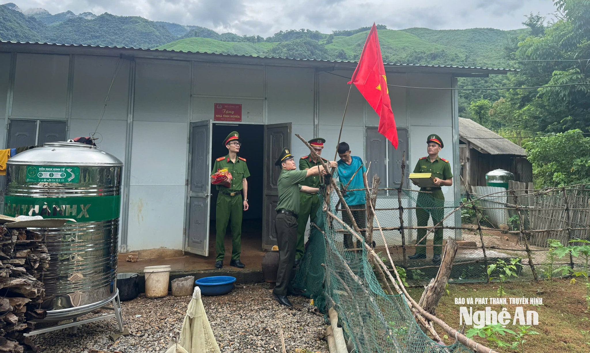 Cờ Tổ quốc được cán bộ Công an xã treo trước những căn nhà mới, đưa sắc đỏ của Quốc kỳ đến từng mái ấm trong những ngày hướng về Quốc khánh. Ảnh: T
