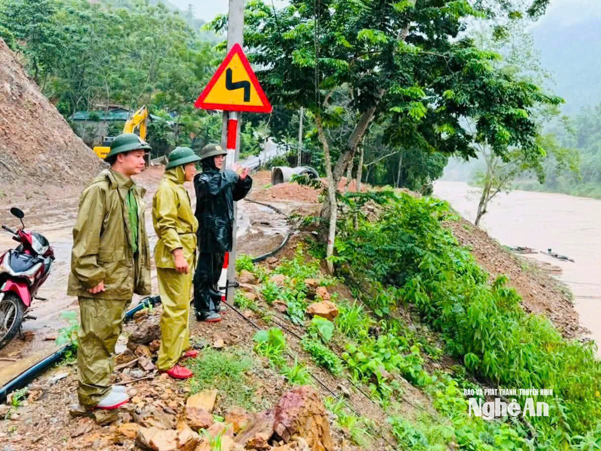 Các tổ công tác duy trì tuần tra, kiểm soát tại những khu vực xung yếu, kịp thời phát hiện và xử lý các tình huống phát sinh do mưa lũ.