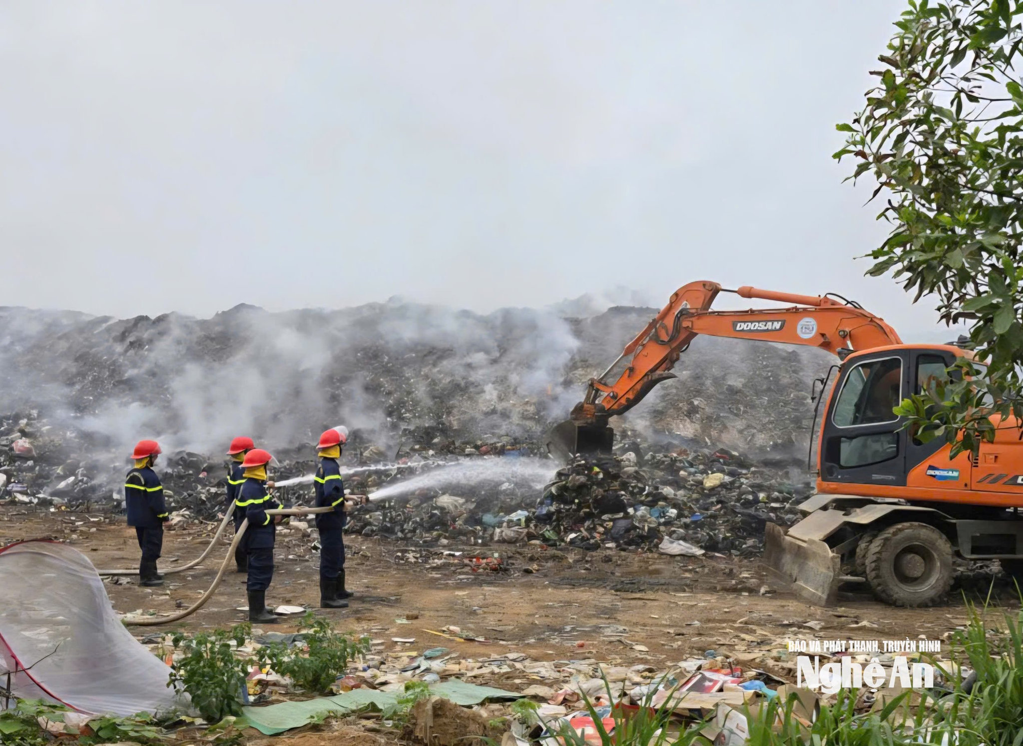 Bãi rác tại xã Đông Hiếu thời điểm cháy vào tháng 4/2026. Ảnh Tư liệu của Tiến Đông