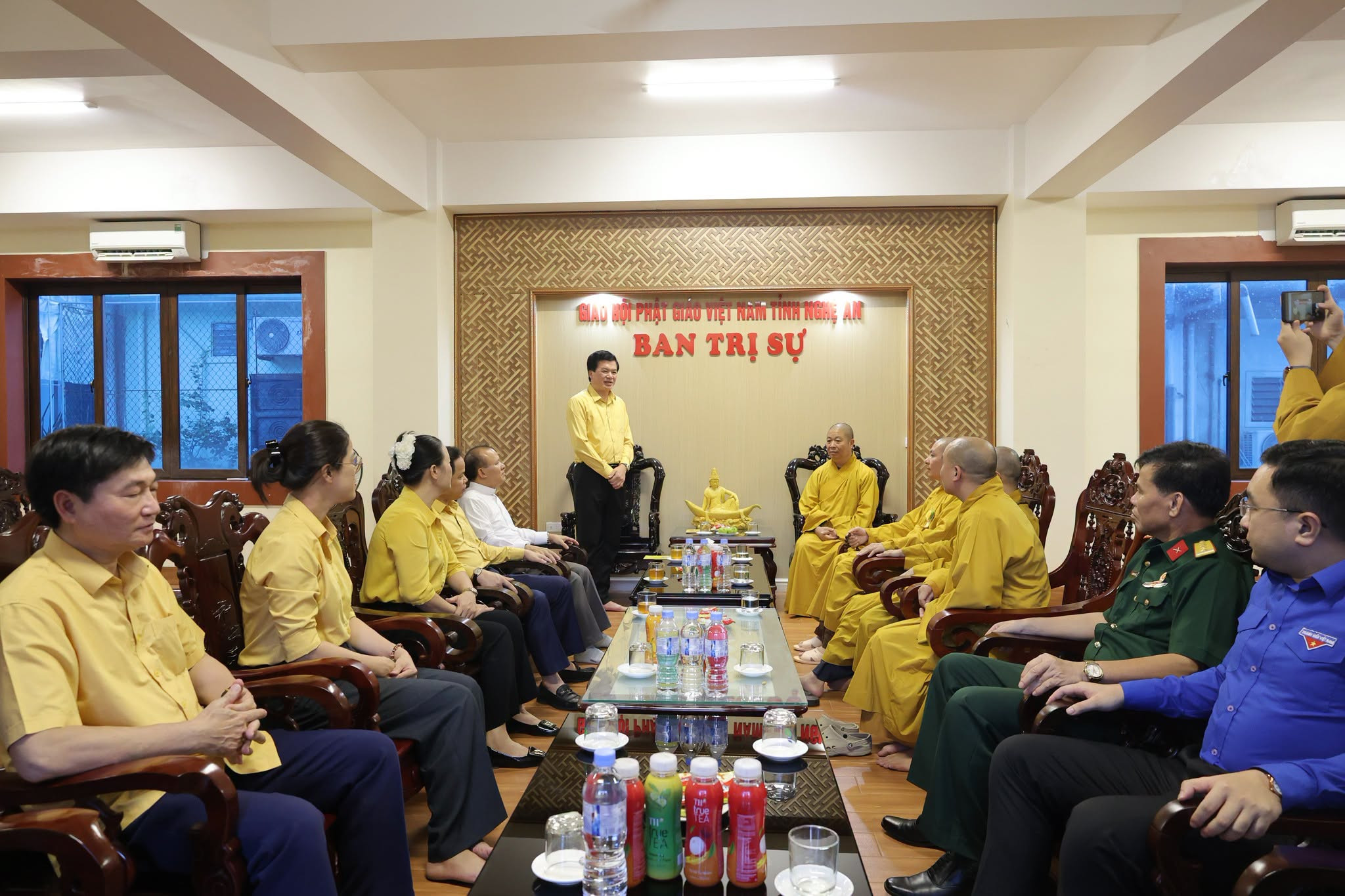 Đồng chí Nguyễn Đình Hùng phát biểu tại buổi gặp mặt Ban Trị sự Giáo hội Phật giáo Việt Nam tỉnh Nghệ An. Ảnh: MTNA