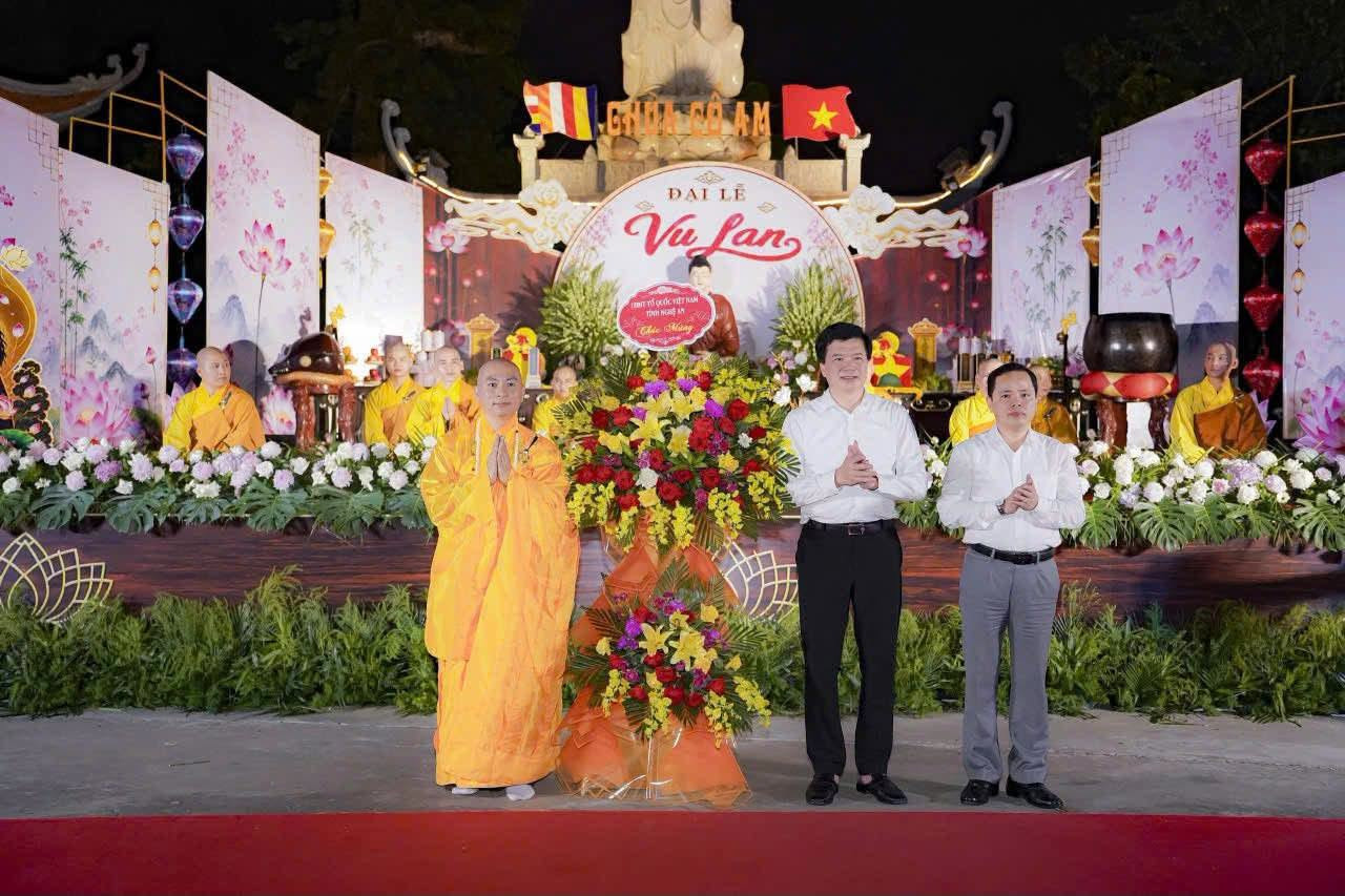 Đồng chí Nguyễn Đình Hùng- Uỷ viên Ban Thường vụ Tỉnh ủy, Phó Chủ tịch Thường trực Ủy ban MTTQ Việt Nam tỉnh Nghệ An dự Đại lễ Vu lan báo hiếu tại chùa Cổ Am. Ảnh: MTNA