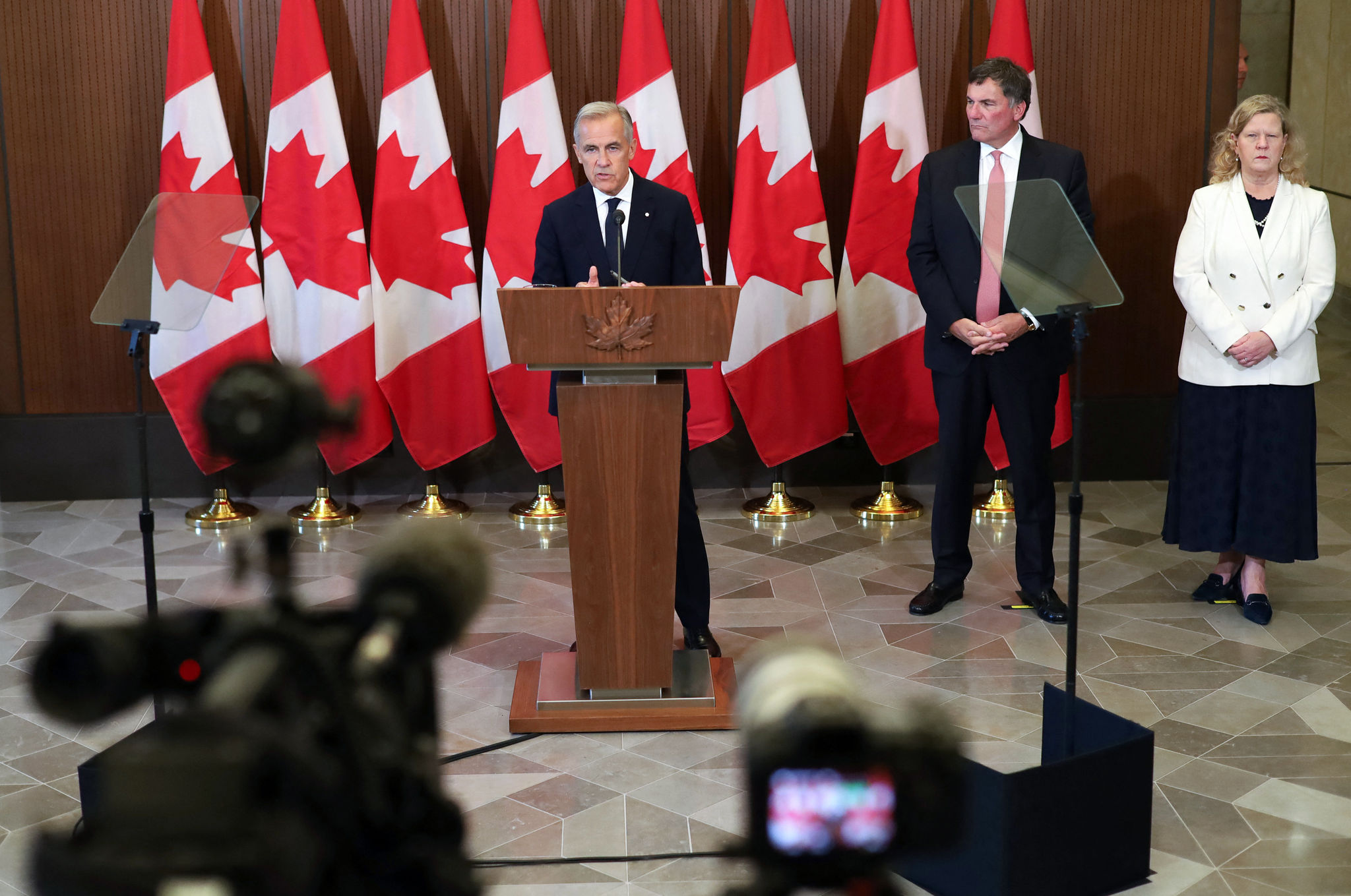 afp__20260822__c6aq4a7__v1__highres__canadianpmcarneyholdsapressafterfailedtradetalk.jpg