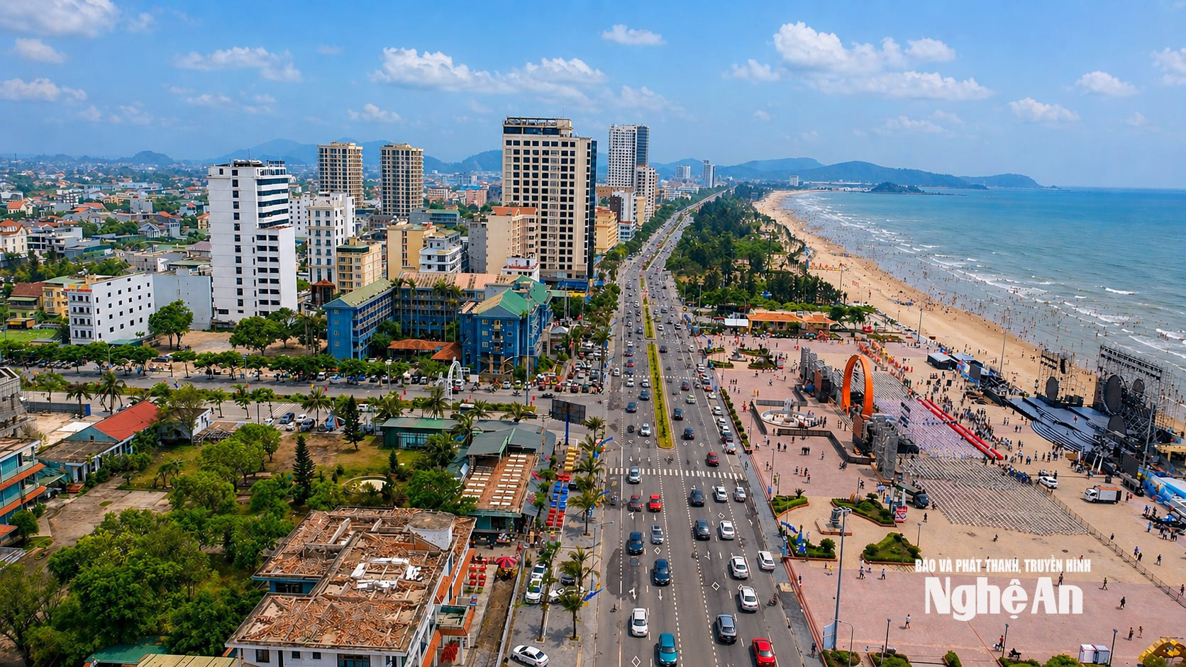 Biển Cửa Lò thu hút lượng du khách lớn trong mùa du lịch năm nay. Ảnh Thành Duy