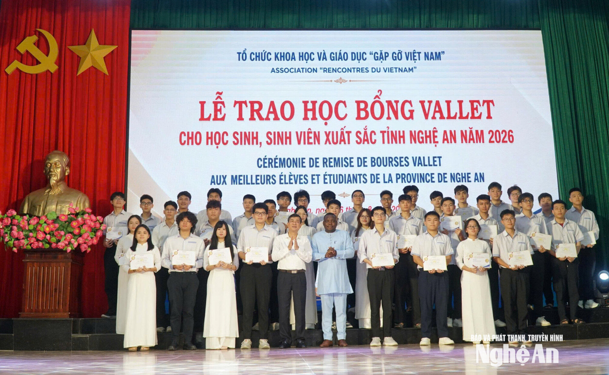 Đồng chí Thái Văn Thành – Phó Chủ tịch UBND tỉnh và ông Esperan Padonou - Phó Giám đốc Quỹ học bổng Vallet trao học bổng cho các em học sinh đến từ Trường THPT chuyên Phan Bội Châu và Trường THPT chuyên Đại học Vinh. Ảnh: Mỹ Hà