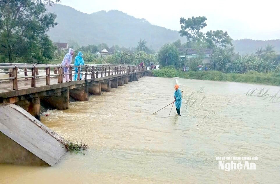 Một số khu vực nước sâu sau mùa lũ ở Nghệ An người dân kích điện bắt cá tiềm ẩn nguy hiểm. Ảnh: Văn Trường