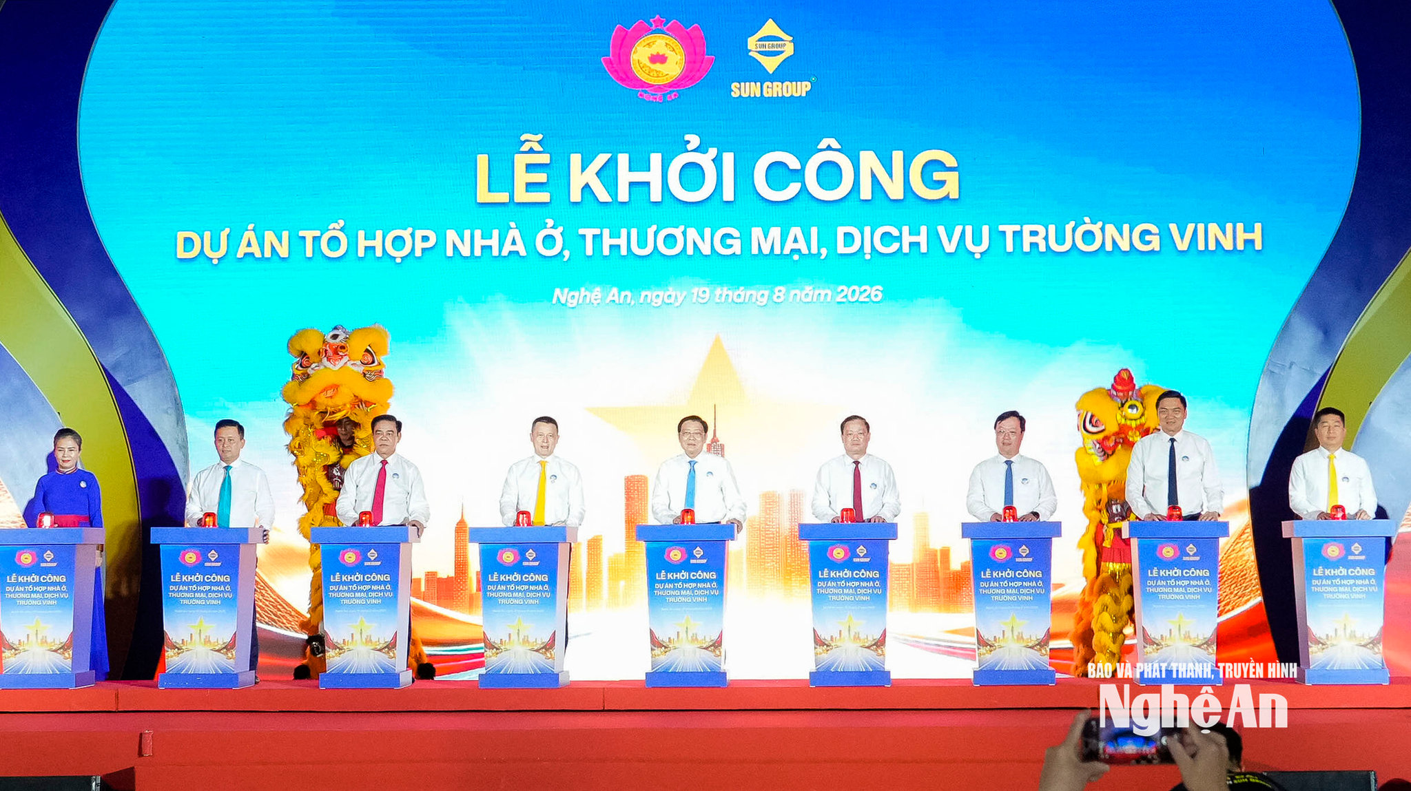 Các đồng chí lãnh đạo, đại biểu Trung ương, Quân khu 4, tỉnh Nghệ An bấm nút khởi công Dự án tổ hợp nhà ở, thương mại dịch vụ Trường Vinh. Ảnh Phạm Bằng