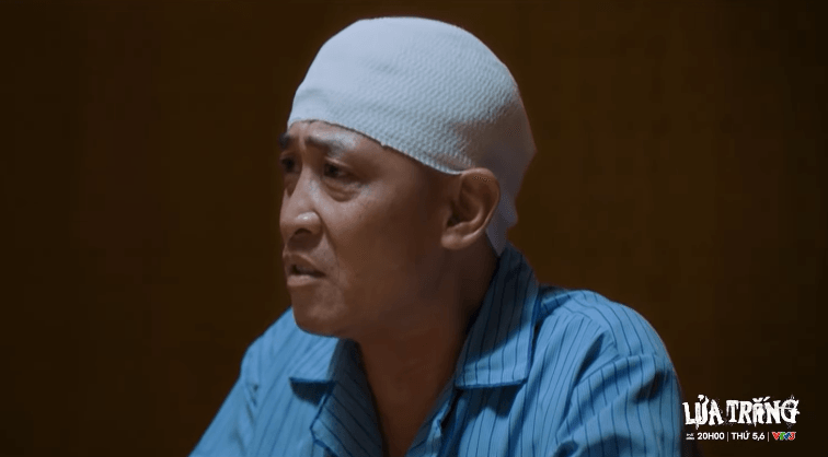 Cán bộ điều tra yêu cầu Lão Công khai báo thông tin lộ tuyến.