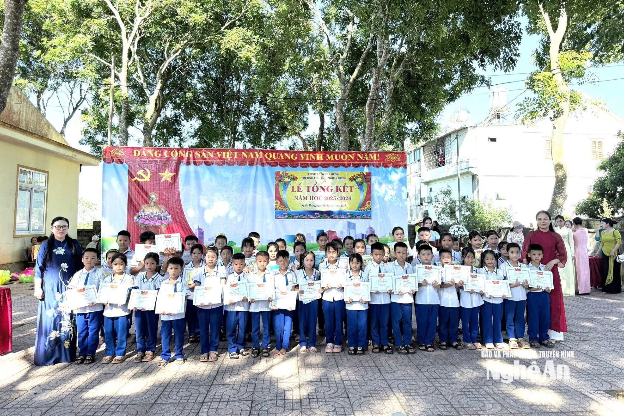 bna_co-giao-phuong-lan-ngoai-cung-ben-trai-tai-le-tong-ket-nam-hoc.-anh-ntcc(1).jpg