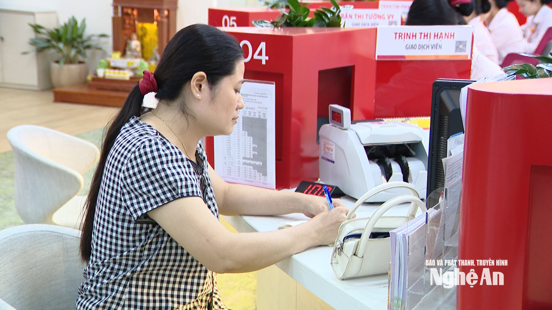 Gửi tiêt kiệm là kênh đầu tư được nhiều người dân lựa chọn