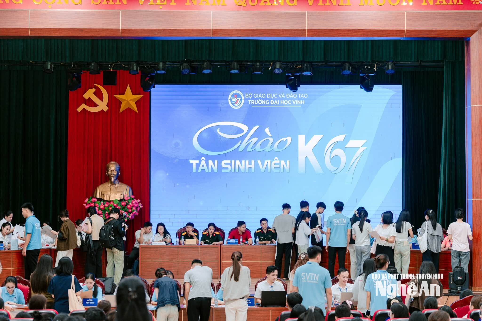 hỗ trợ tân sinh viên Đoàn trường ĐH Vinh Ấm Ảnh NVCC00001