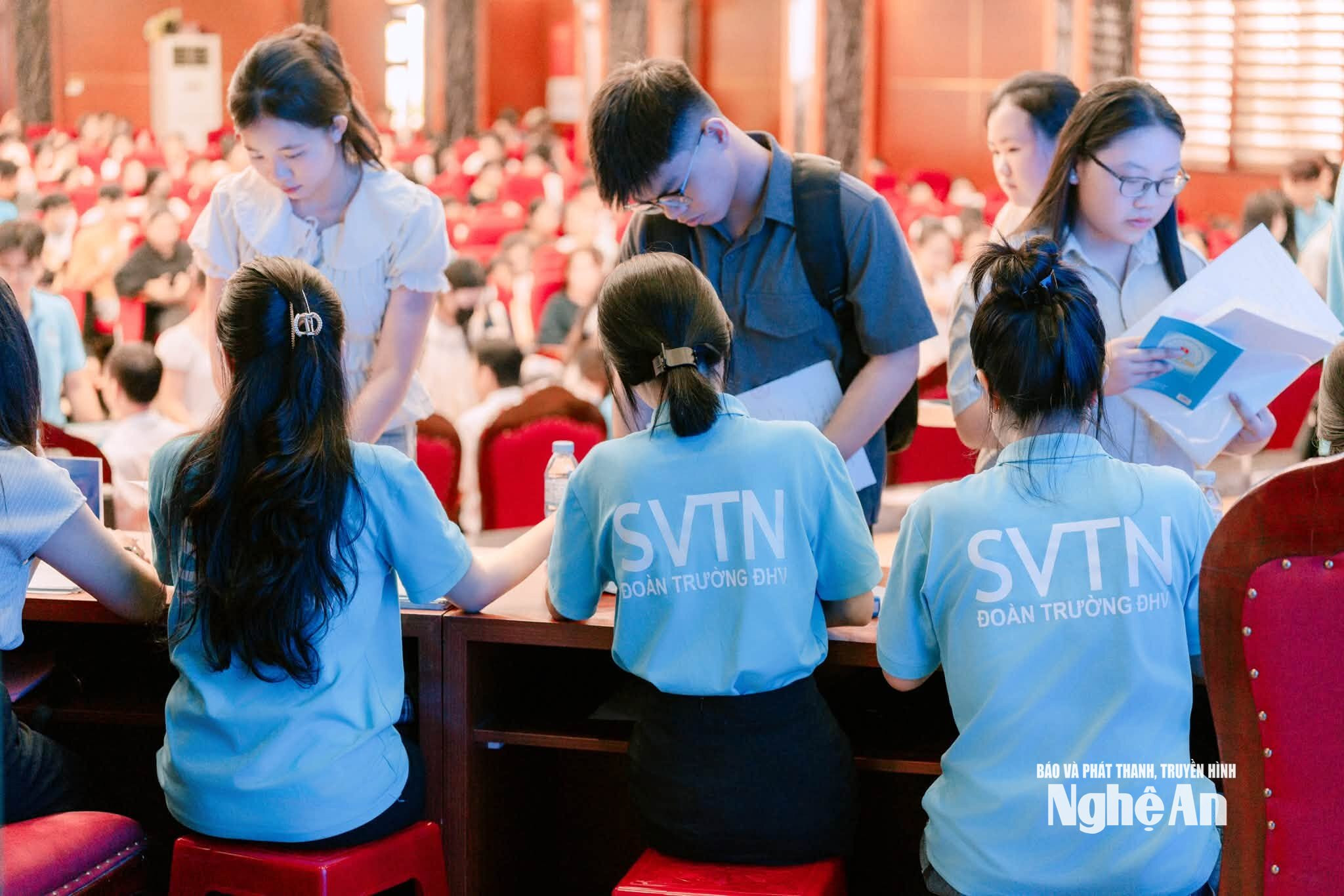 hỗ trợ tân sinh viên Đoàn trường ĐH Vinh Ấm Ảnh NVCC00002