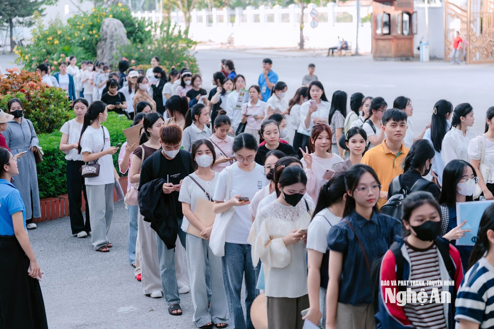 hỗ trợ tân sinh viên Đoàn trường ĐH Vinh Ấm Ảnh NVCC00004
