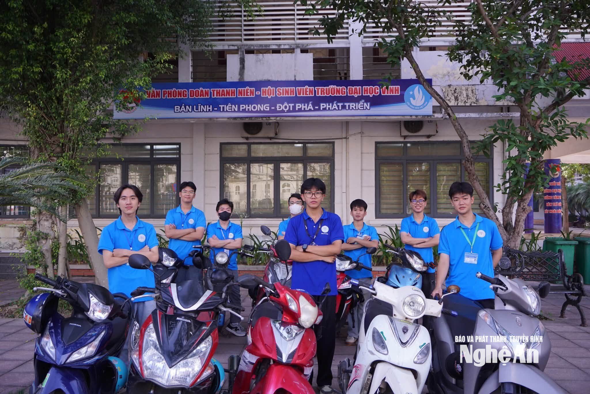 Các thành viên Giọt Sương Ấm ra quân hỗ trợ tân sinh viên tìm nhà trọ. Ảnh: NVCC