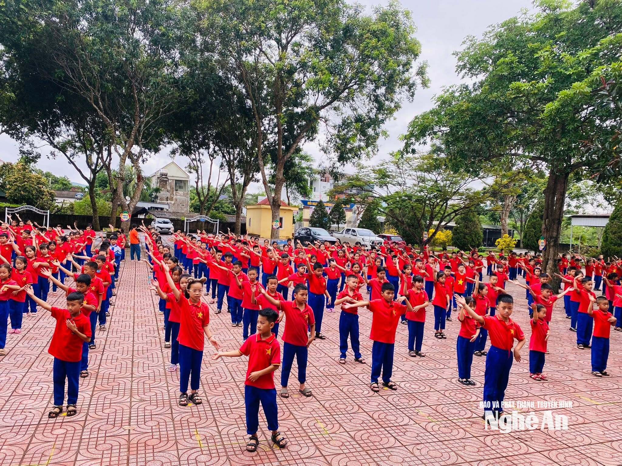 Học sinh Trường Tiểu học Nghĩa Hưng 2 trong ngày tựu trường. Ảnh - NTCC