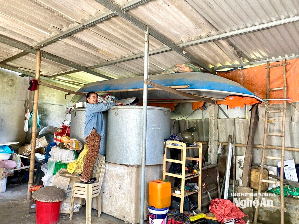 Bà Lê Thị Nga ở xóm Quang Thái, xã Thiên Nhẫn chuẩn bị cho mùa mưa lũ. Ảnh Văn Trường