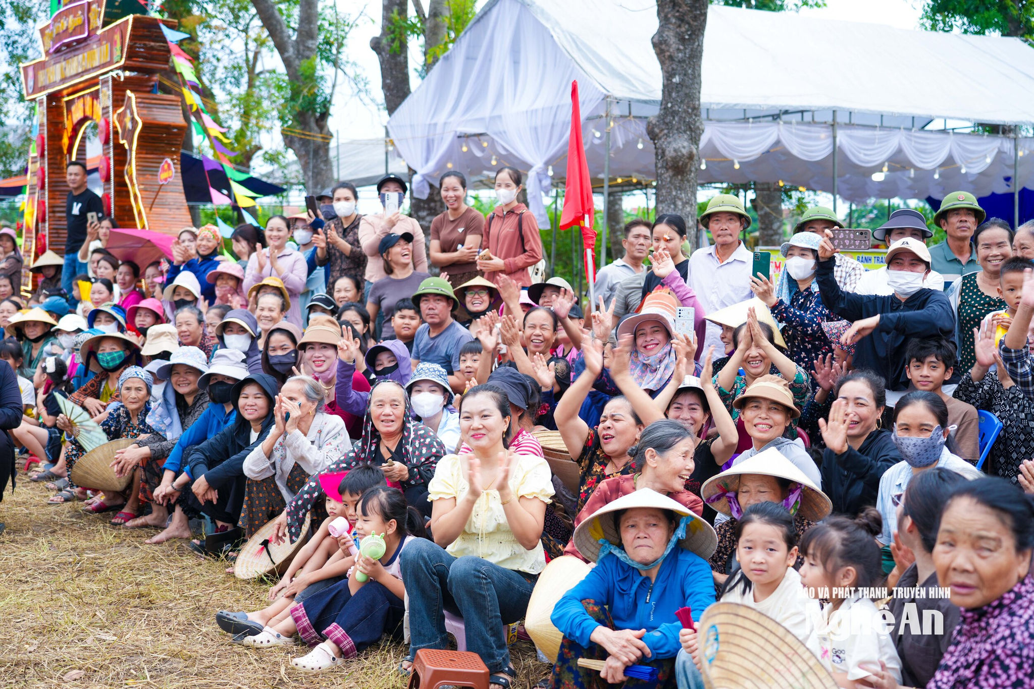 Không chỉ dành riêng cho thiếu nhi, hội thi còn trở thành ngày hội của cộng đồng. Sau quá trình sắp xếp, sáp nhập thôn, những hoạt động chung như thế này tạo cơ hội để người dân gặp gỡ, giao lưu, hiểu nhau hơn, từ đó xây dựng sự đồng thuận và tiếng nói chung trong cộng đồng dân cư.