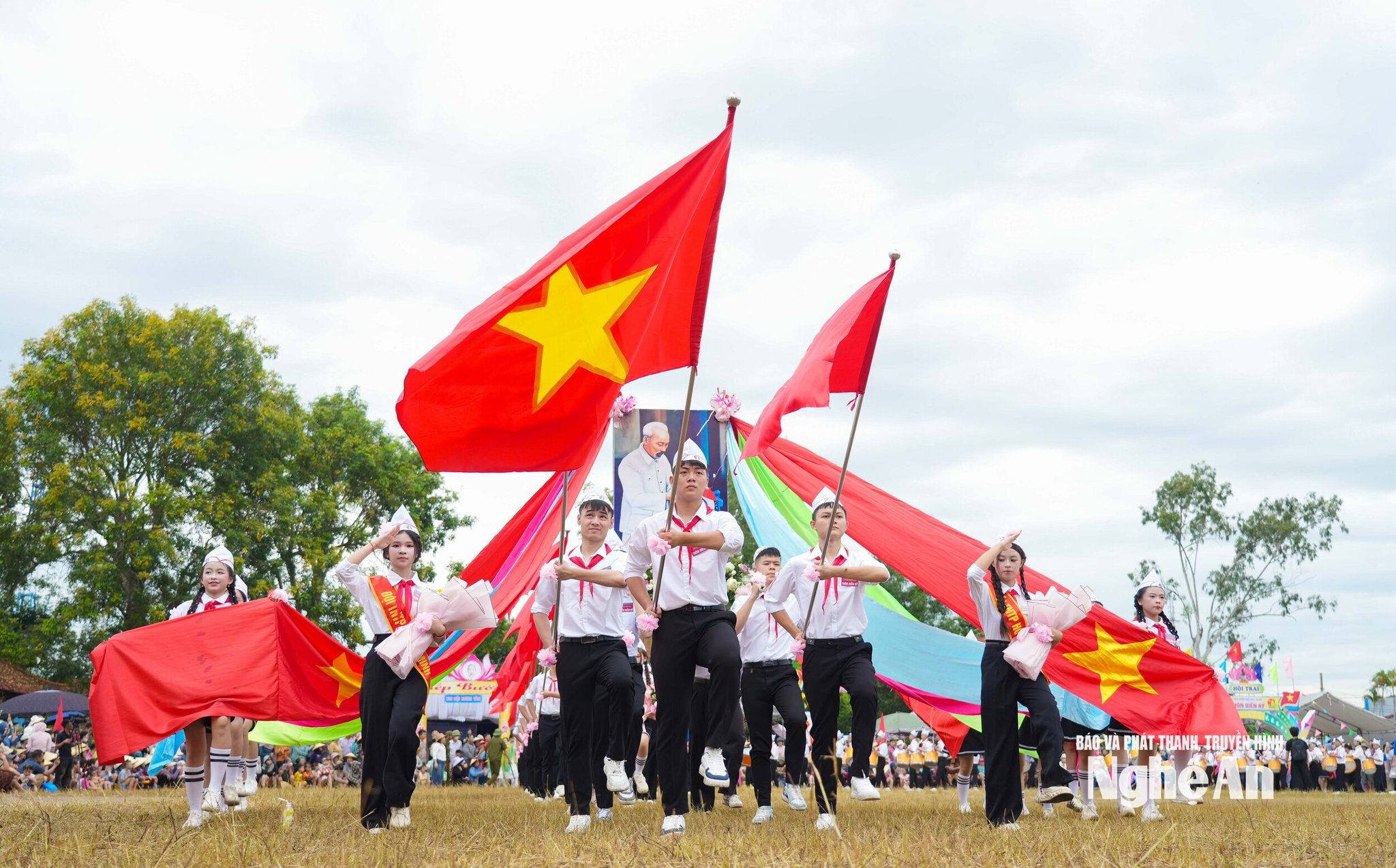 Những ngày cuối tháng 8, không khí ở nhiều địa phương Nghệ An trở nên rộn ràng với các hoạt động dành cho thiếu nhi. Hướng tới kỷ niệm 81 năm Cách mạng Tháng Tám và Quốc khánh 2/9, các em sôi nổi tham gia nghi thức Đội, văn nghệ, hội trại, thể thao, qua đó có thêm sân chơi bổ ích và cơ hội rèn luyện, giao lưu, bồi đắp tình yêu quê hương, đất nước.