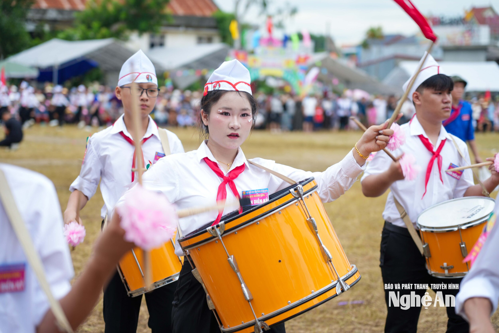 Em Ngô Thị Thùy Chi, Chi đội Diễn Kỷ (xã Đức Châu), đây đã là năm thứ 3 em tham gia hoạt động nghi thức Đội. “Em cảm thấy rất vui, hồi hộp và tự hào khi được tham gia hội thi trong dịp lễ lớn của dân tộc. Đây là dịp để chúng em rèn luyện, trưởng thành và thêm yêu Tổ quốc mình”