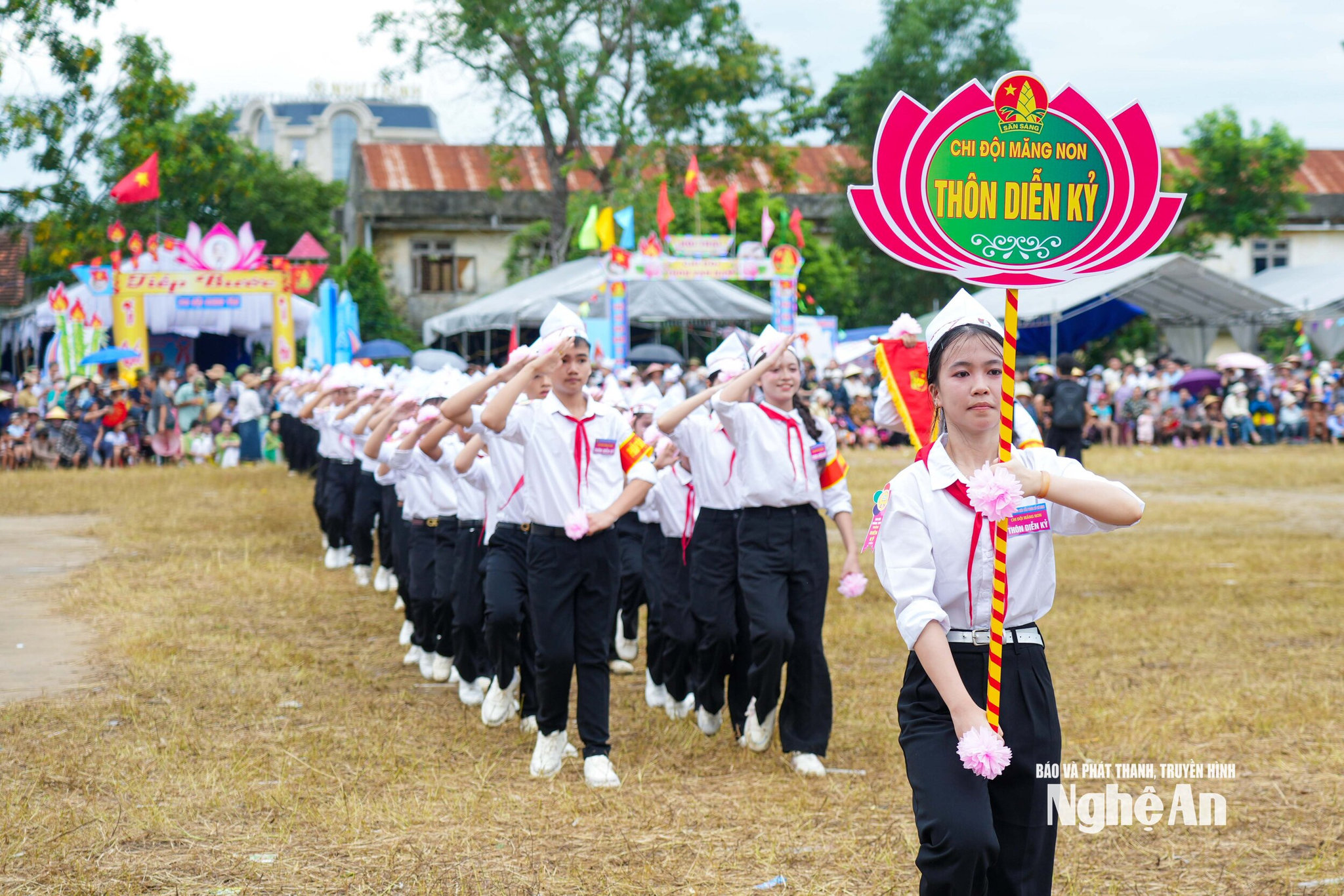 Duyệt nghi thức Đội ở các khối, xóm diễn ra tưng bừng, sôi nổi với sự chuẩn bị công phu. Thiếu niên, nhi đồng được các anh chị thanh niên tận tình hướng dẫn, tập luyện nhiều ngày.