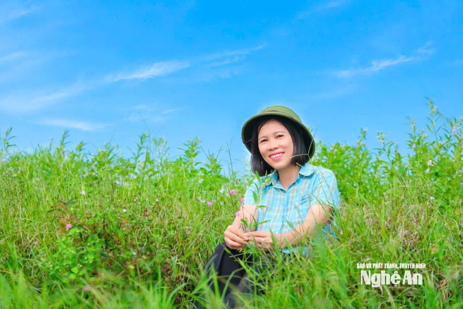 Cánh đồng vừng Lam Thành thu hút nhiều người dân đến tham quan, chụp ảnh. Ảnh CSCC2