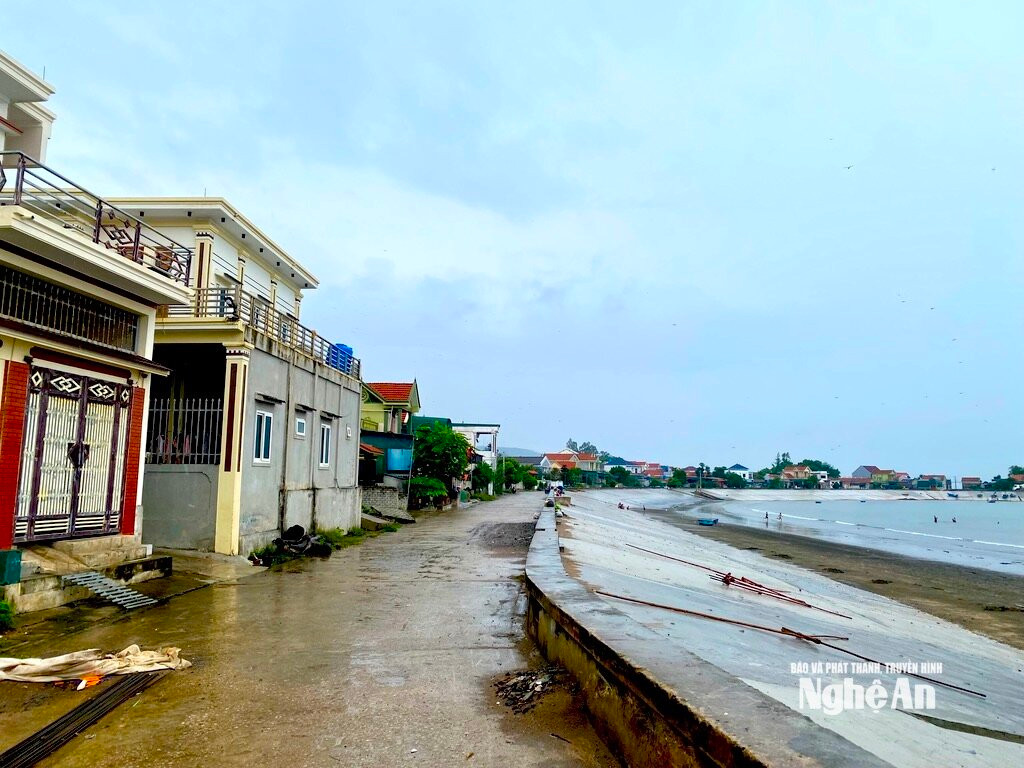 Đê biển xã Quỳnh Phú triều cường vẫn tràn qua; ảnh Văn trường
