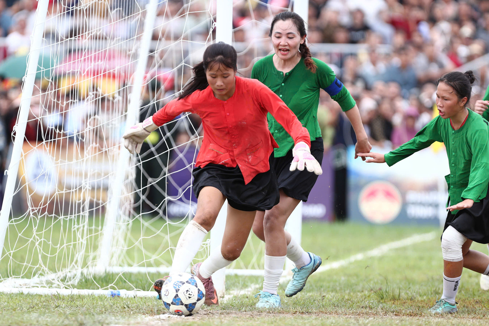 Đội bóng đá nữ Lục Yên ăn mừng ngôi vô địch VTV Cup 2026