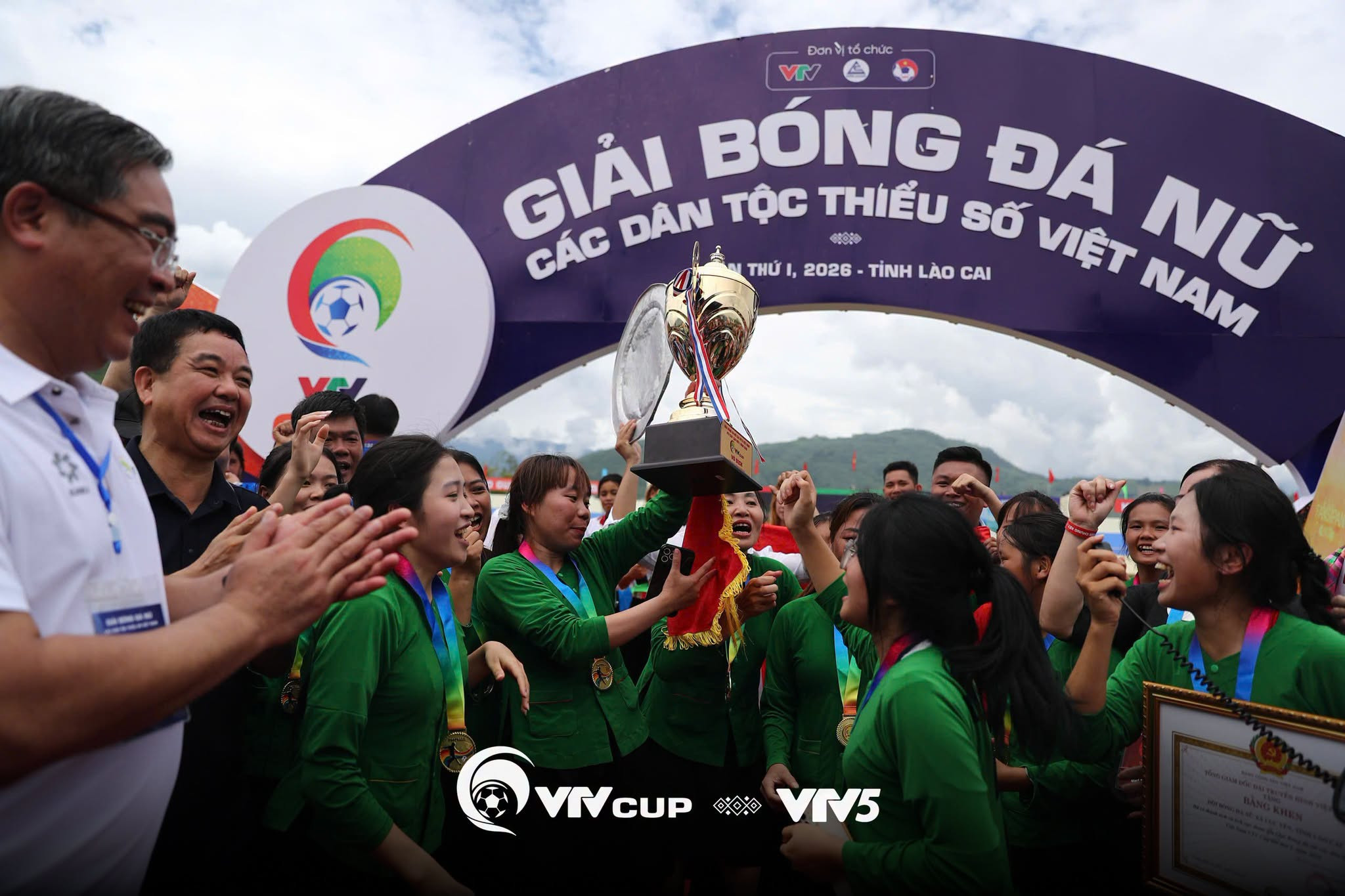 Khoảnh khắc trao giải bế mạc Giải Bóng đá nữ các dân tộc thiểu số VTV Cup 2026