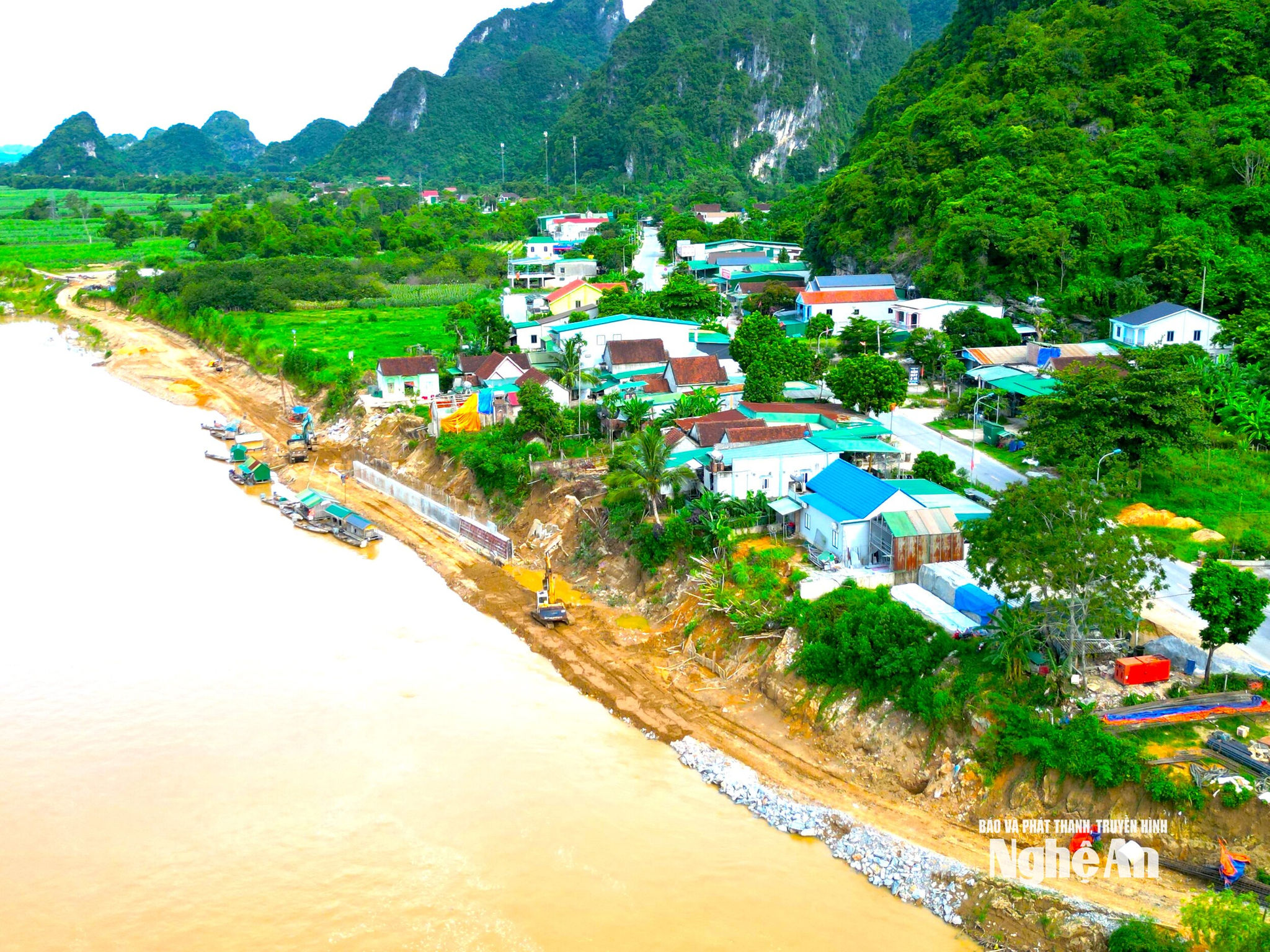 Kè bờ sông Lam đoạn eo Vực Bồng xã Con Cuông; ảnh; Văn Trường