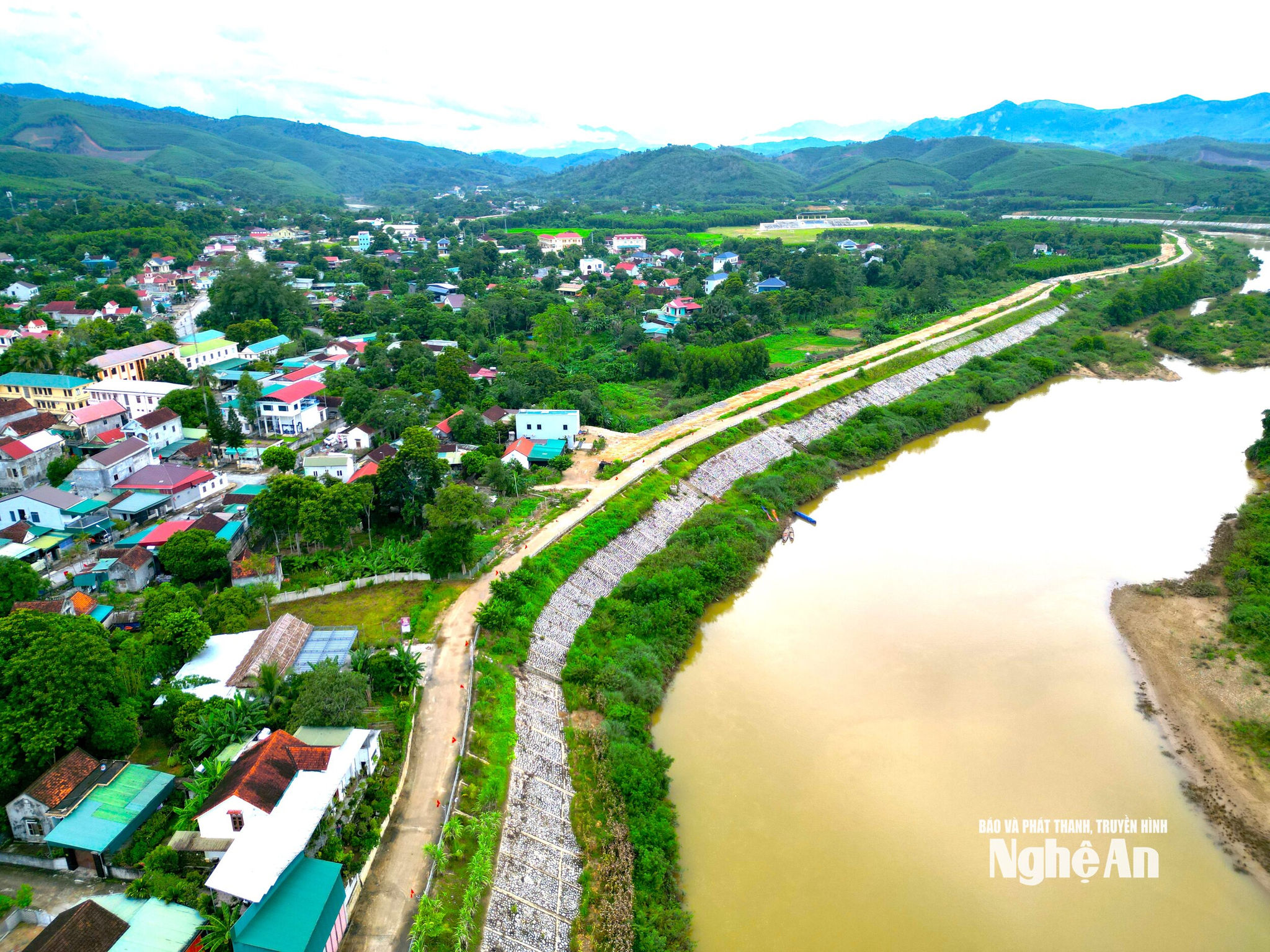 Mùa mưa lũ nước sông Hiếu dâng cao nhiều bản, làng ở xã Quỳ Châu có nguy cơ bị ngập úng. Ảnh Văn Trường