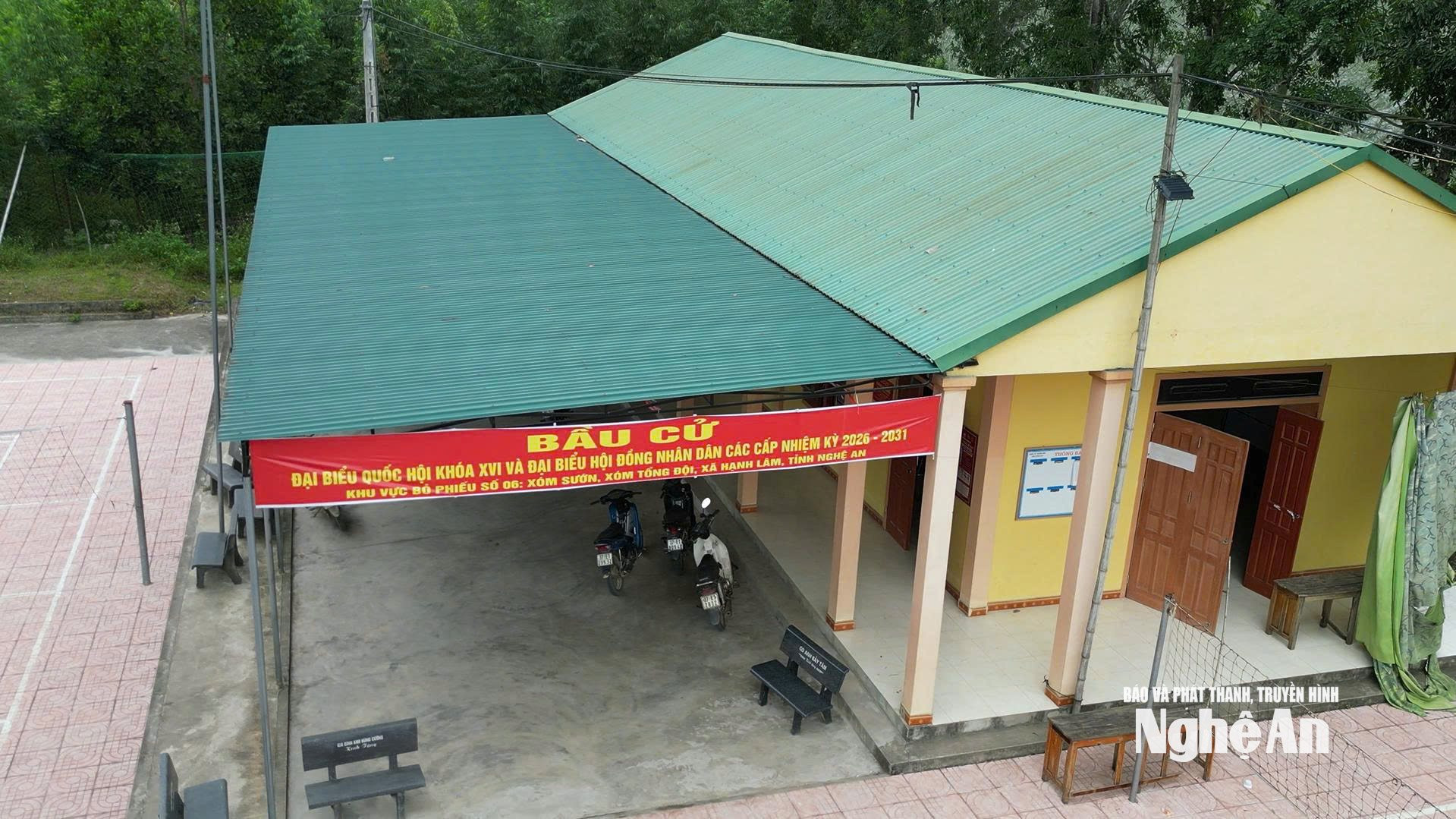 Nhà văn hóa xóm với quy mô nhỏ không đáp ứng yêu cầu hội họp sinh hoạt thôn xóm sau sáp nhập. Ảnh Thế Toản