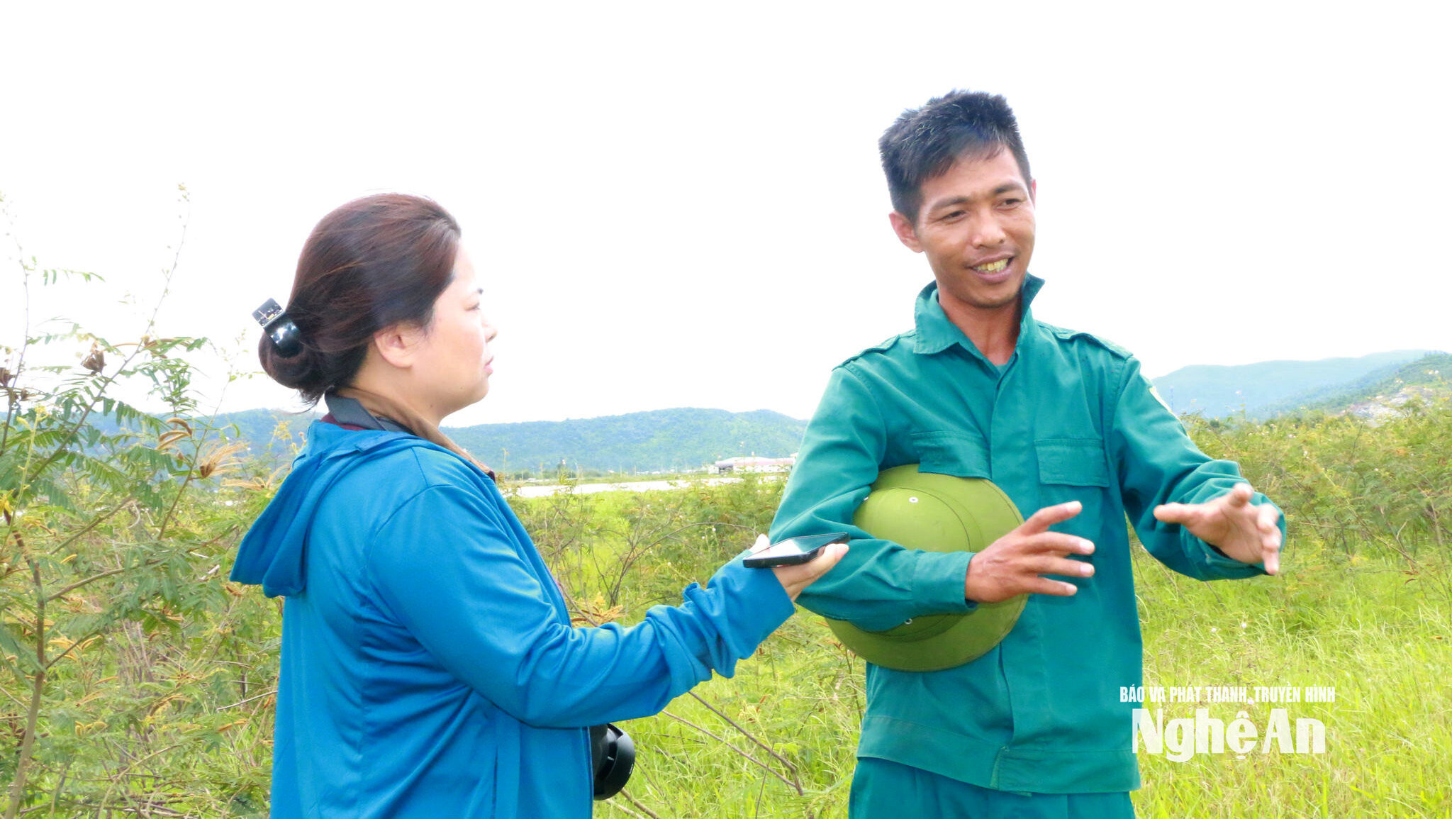 Nông dân Trần Tuấn trao đổi về ý tưởng đưa cánh đồng lên không gian số. Ảnh KL
