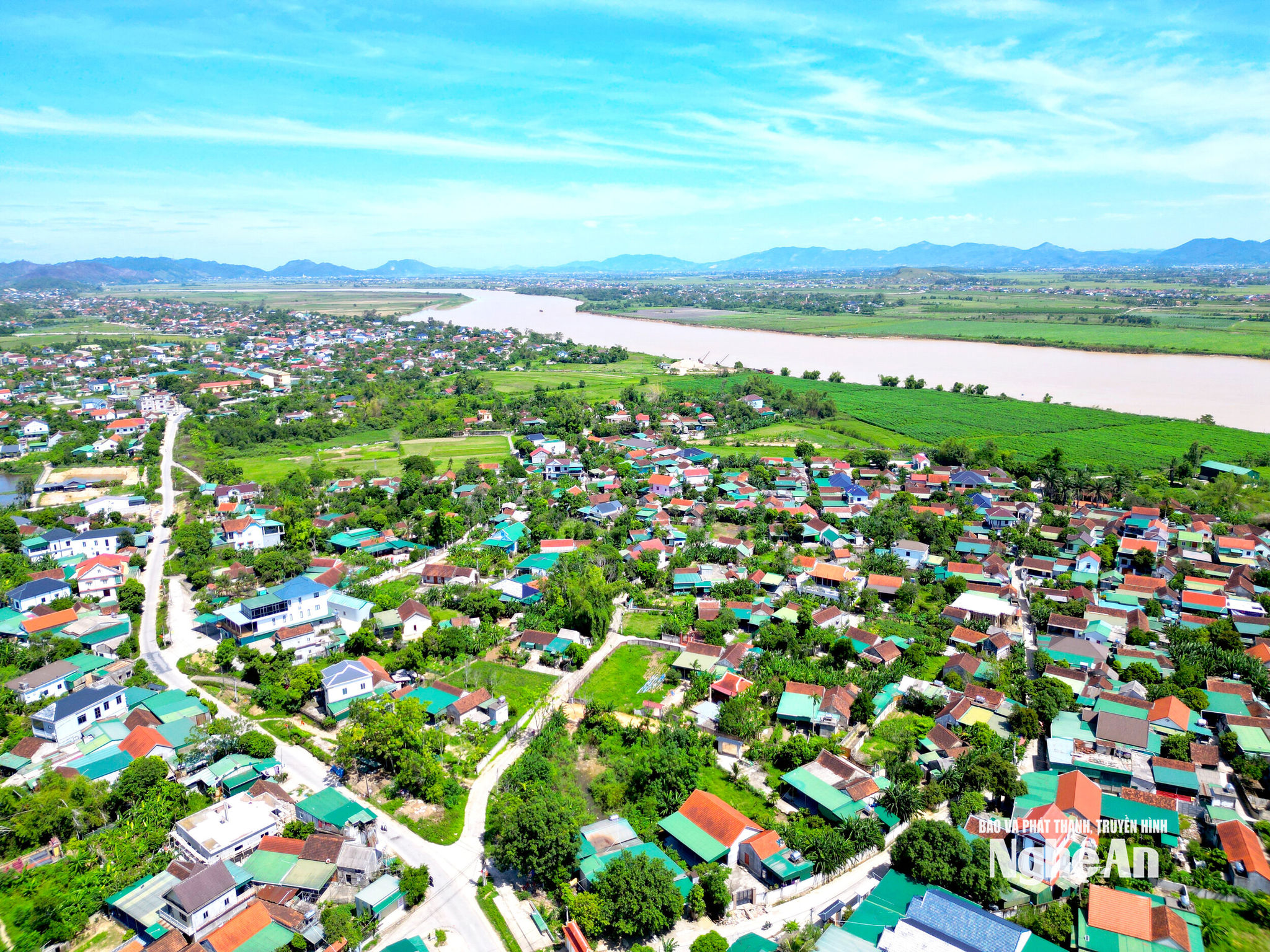 Xã Thiên Nhẫn hiện có trên 2.000 hộ dân sống ngoài đê sông Lam. Ảnh Văn Trường