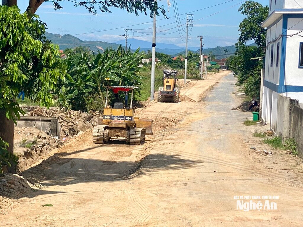 Xã Thiên Nhẫn xây dựng một số tuyến đường kết nối với đê để cứu hộ, cứu nạn. Ảnh Văn Trường