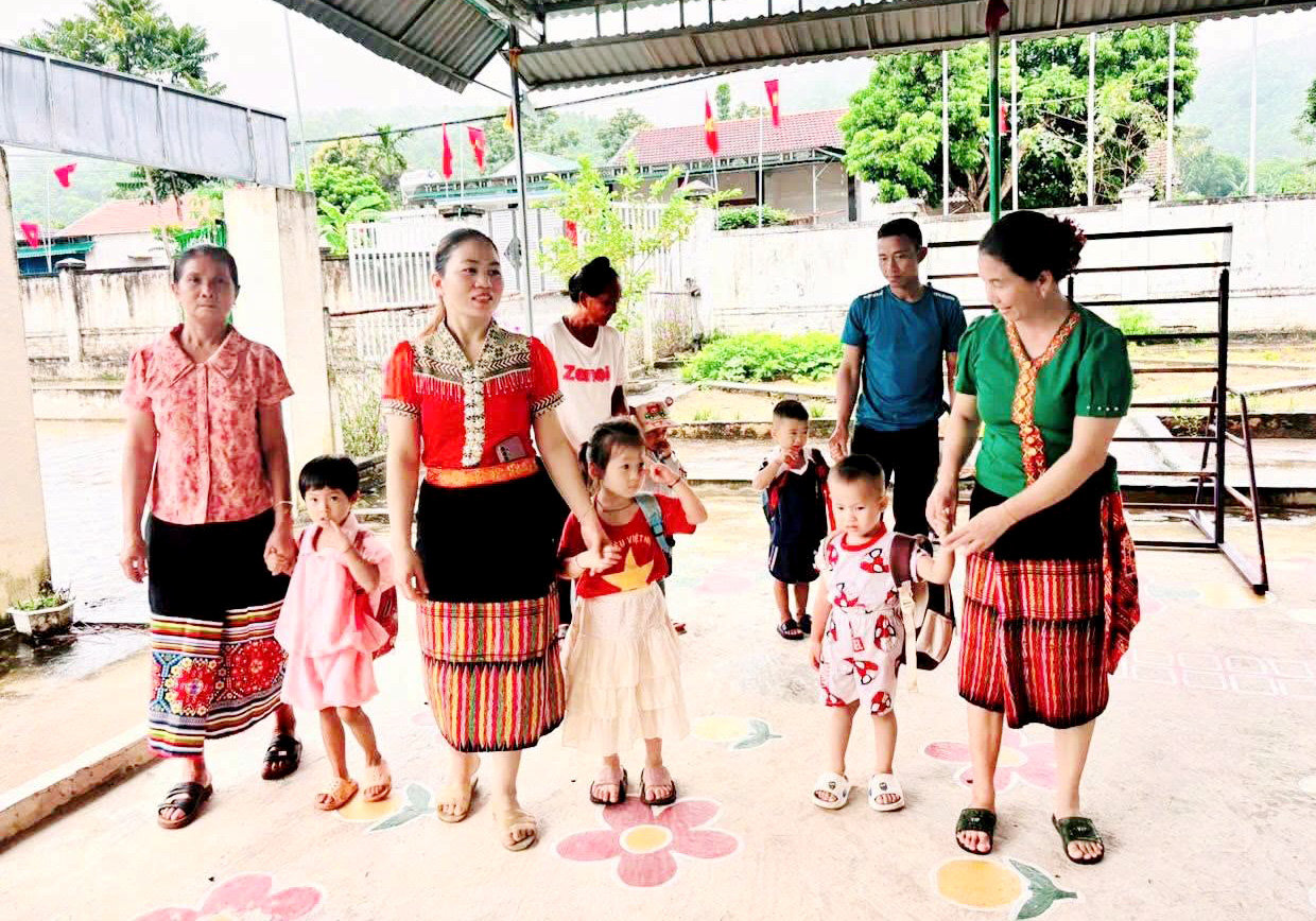 Phụ huynh ở xã Tam Quang dẫn con, cháu đến trường mầm non nhận lớp. Ảnh: Công Khang