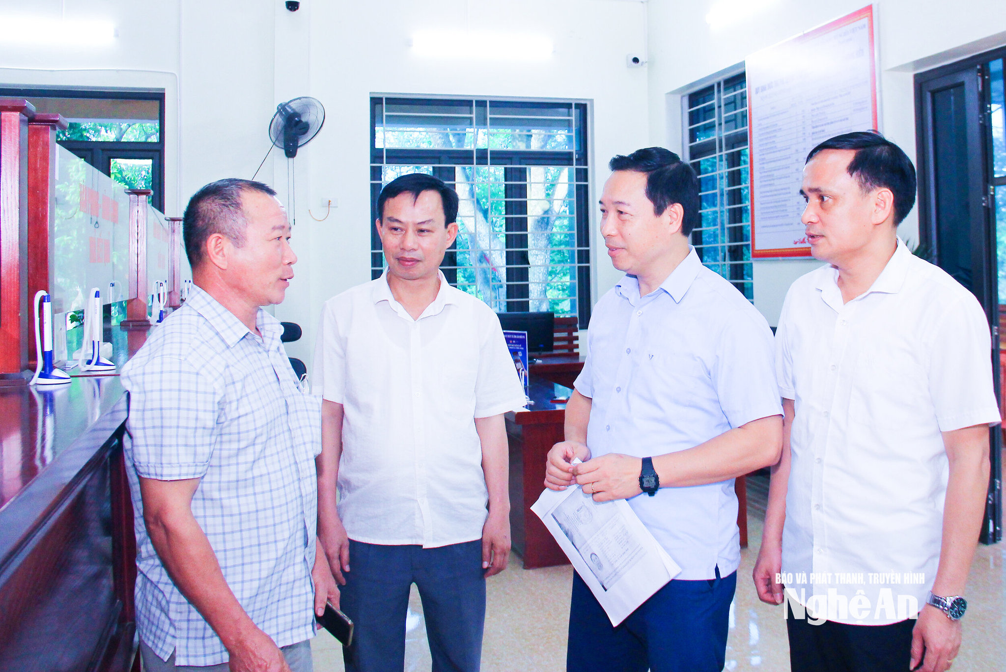  Cán bộ xã Đông Hiếu nắm bắt phản ánh của người dân về tinh thần phục vụ của cán bộ, công chức. Ảnh- Mai Hoa