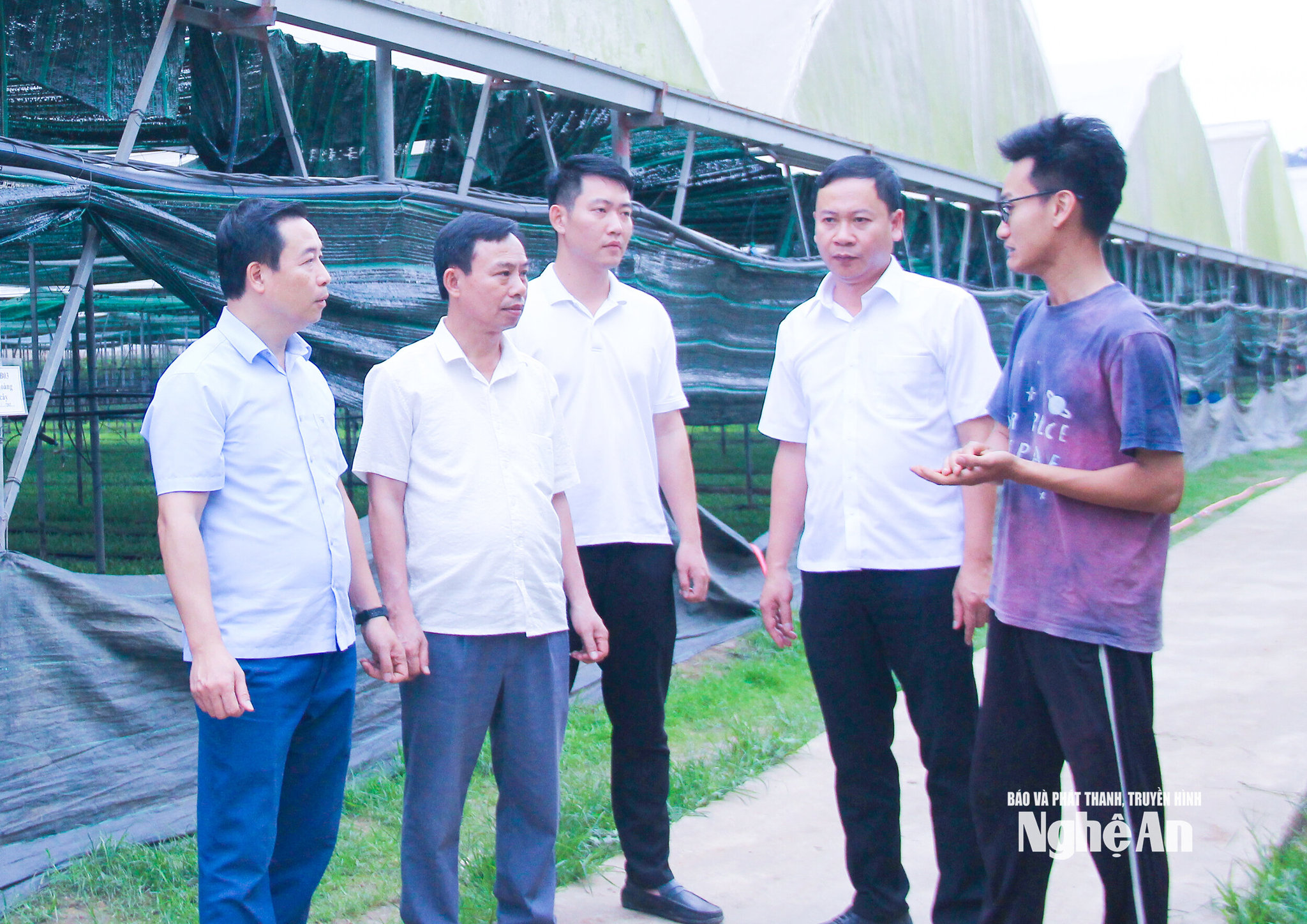 Cán bộ xã Đông Hiếu tìm hiểu nhu cầu sản xuất của người dân. Ảnh Mai Hoa