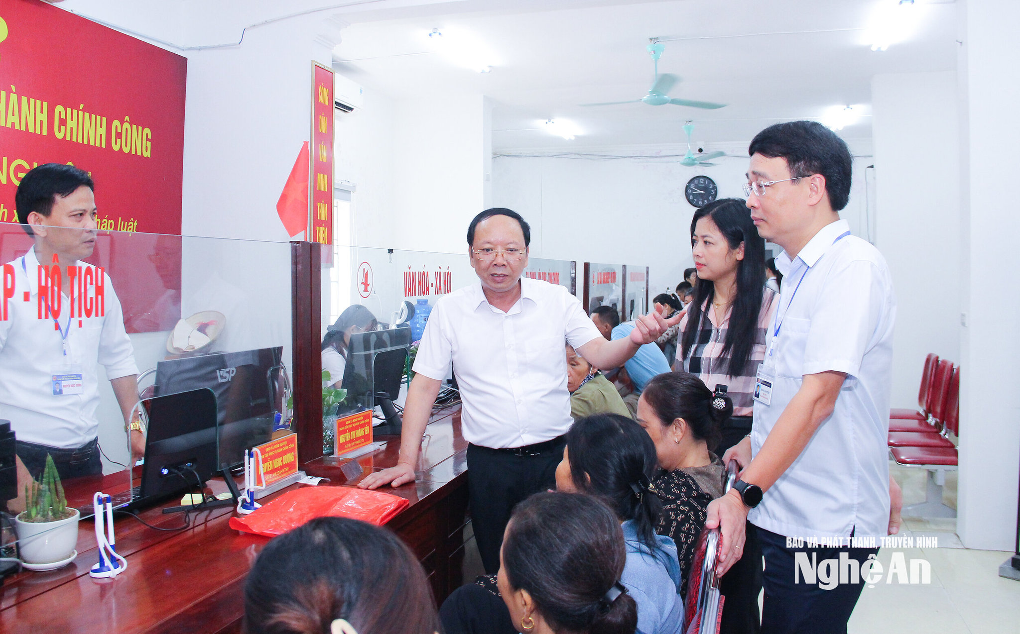  Đoàn công tác của tỉnh kiểm tra việc vận hành Trung tâm Phục vụ hành chính công xã Hưng Nguyên. Ảnh Mai Hoa