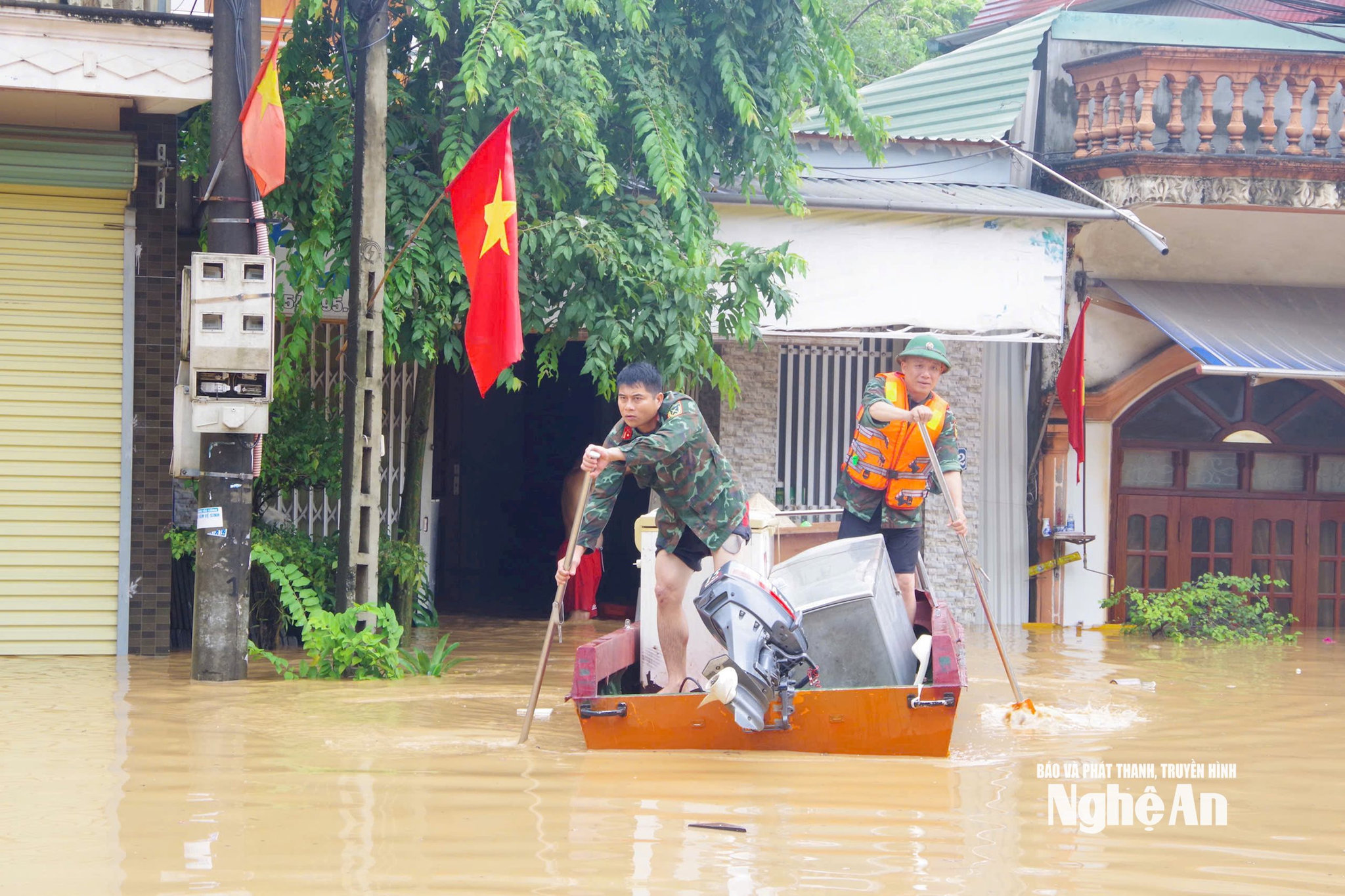 Công tác cứu hộ được thực hiện khẩn trương. Ảnh Trần Dũng