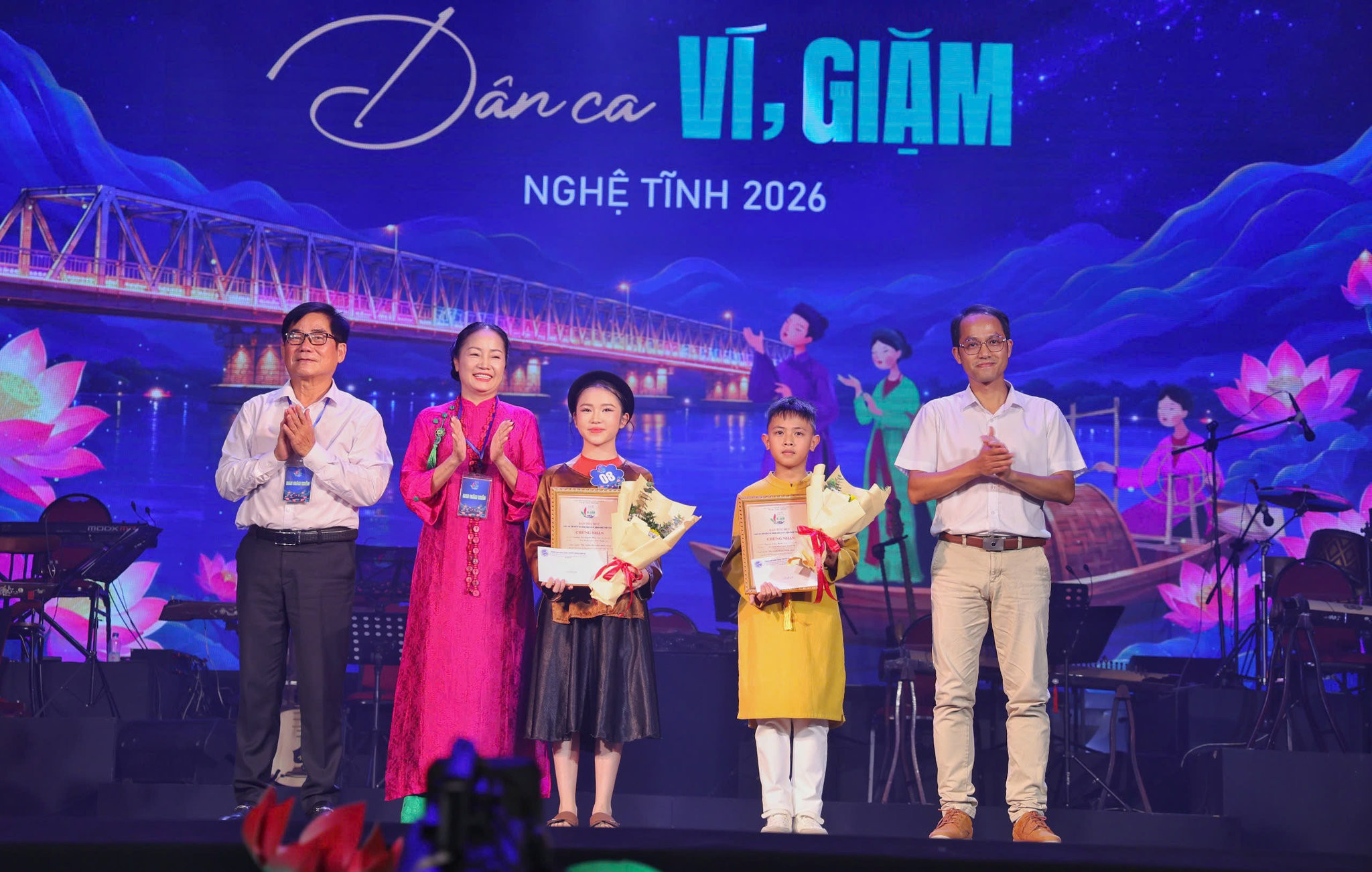 Ban Tổ chức cuộc thi trao giải triển vọng và bình chọn cho các thí sinh tại cuộc thi Tìm kiếm Tài năng dân ca Ví, giặm Nghệ Tĩnh 2026. Ảnh Đức Anh