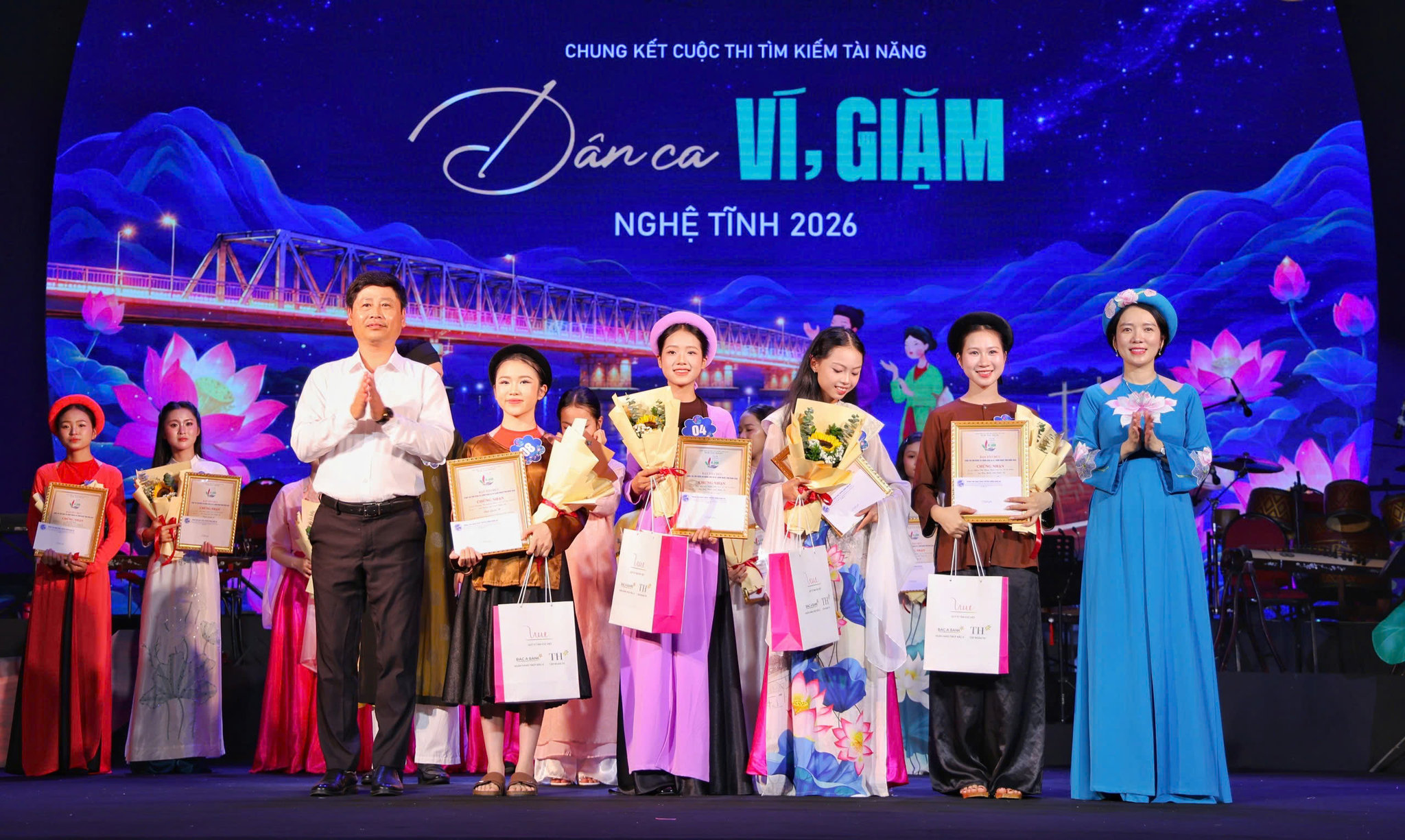 Ban tổ chức trao giải B cho các thí sinh tại Cuộc thi Tìm kiếm Tài năng dân ca Ví, Giặm Nghệ Tĩnh 2026. Ảnh Đức Anh