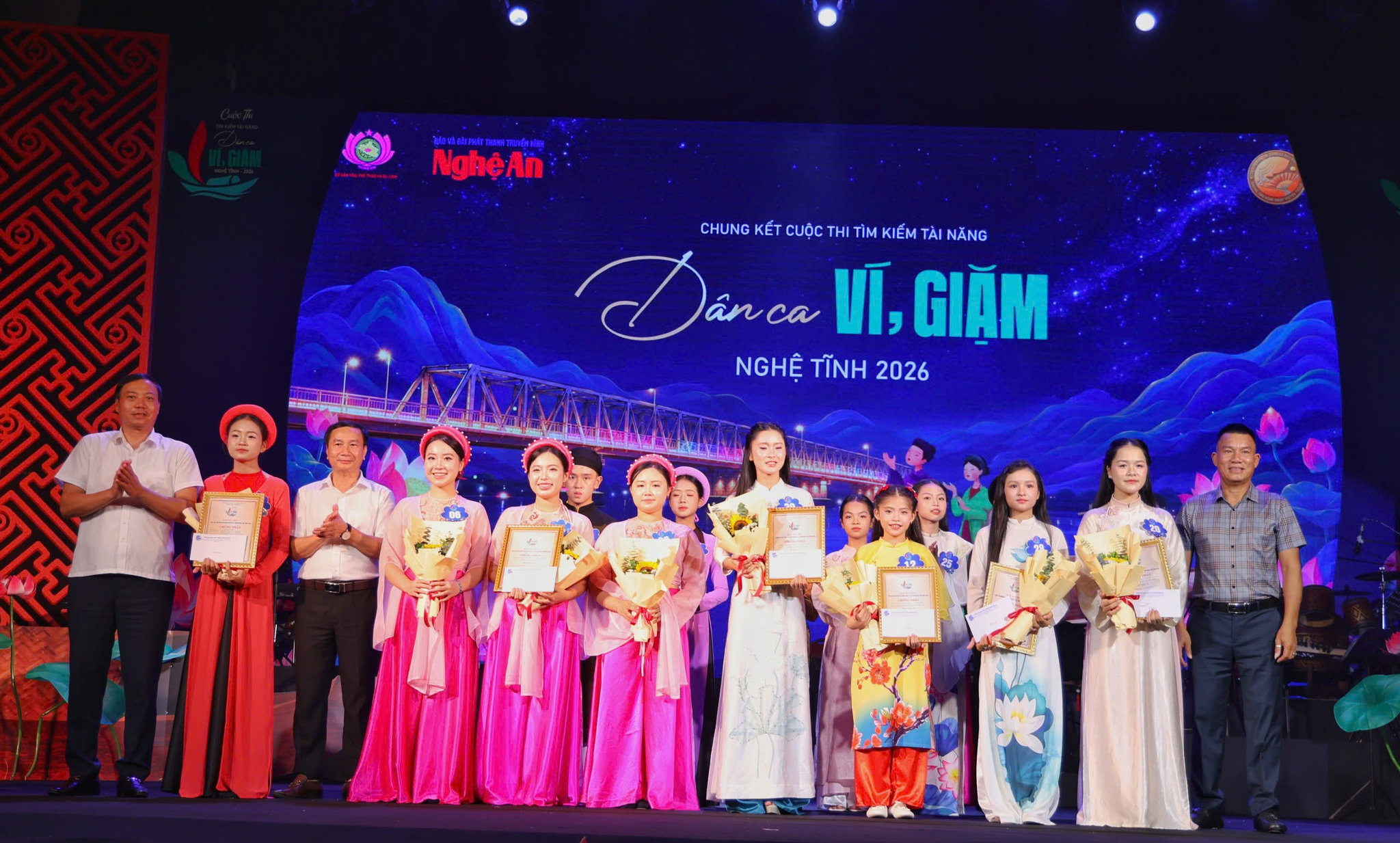 Ban tổ chức trao giải C cho các thí sinh tại Cuộc thi Tìm kiếm tài năng dân ca Ví, Giặm Nghệ Tĩnh 2026. Ảnh Đức Anh