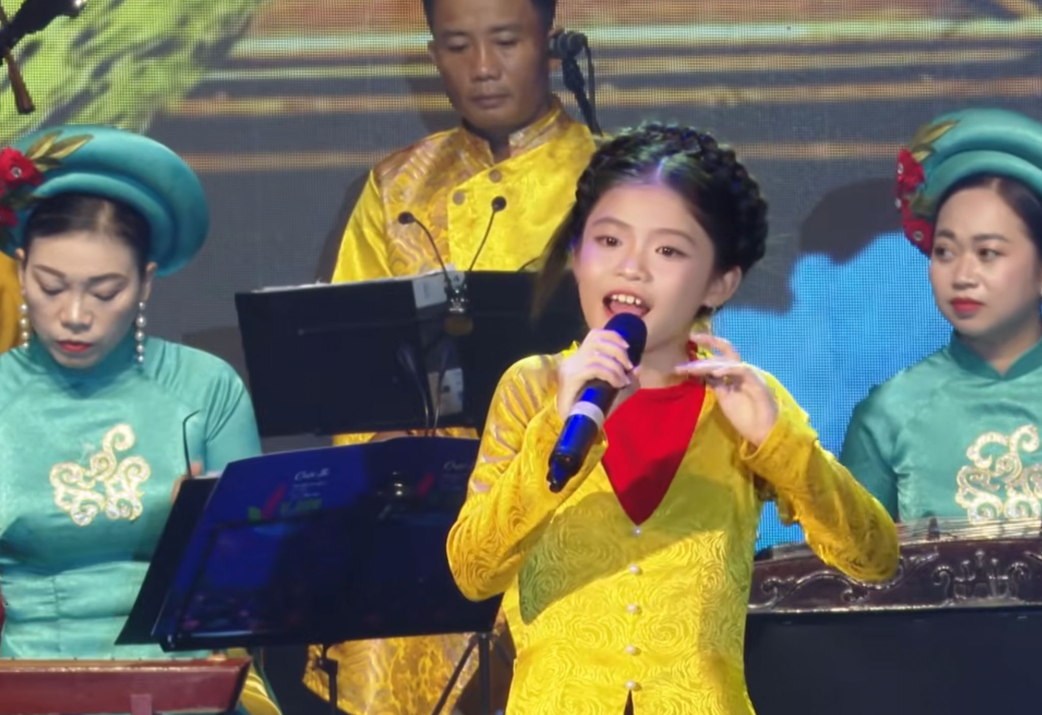 Cao Minh Anh được đánh giá là có năng khiếu dân ca và khả năng tiếp thu nhanh. Ảnh tư liệu