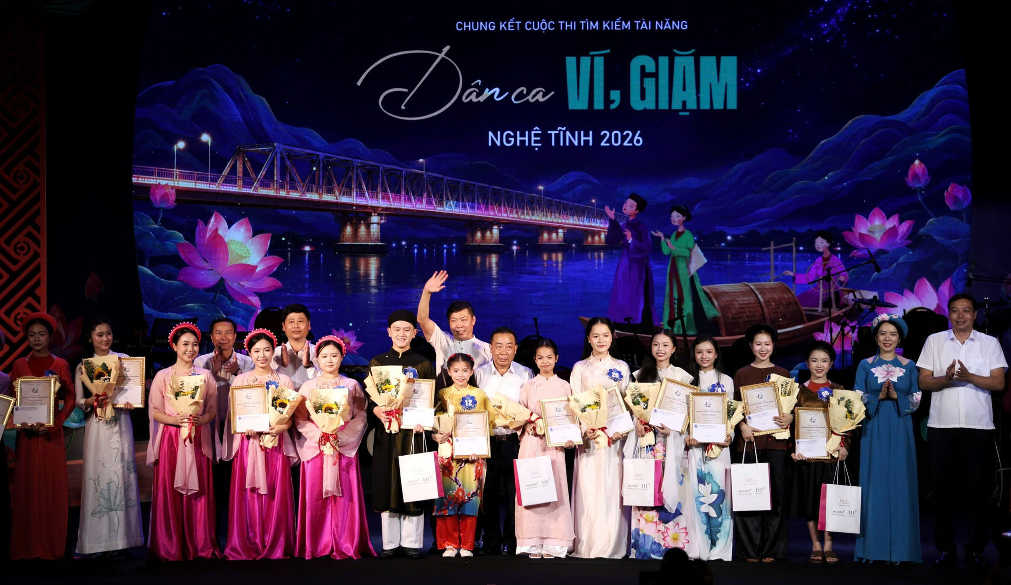 Đại diện Ban Tổ chức và các thí sinh đoạt giải tại cuộc thi Tìm kiếm tài năng dân ca Ví, Giặm Nghệ Tĩnh 2026. Ảnh Đức Anh