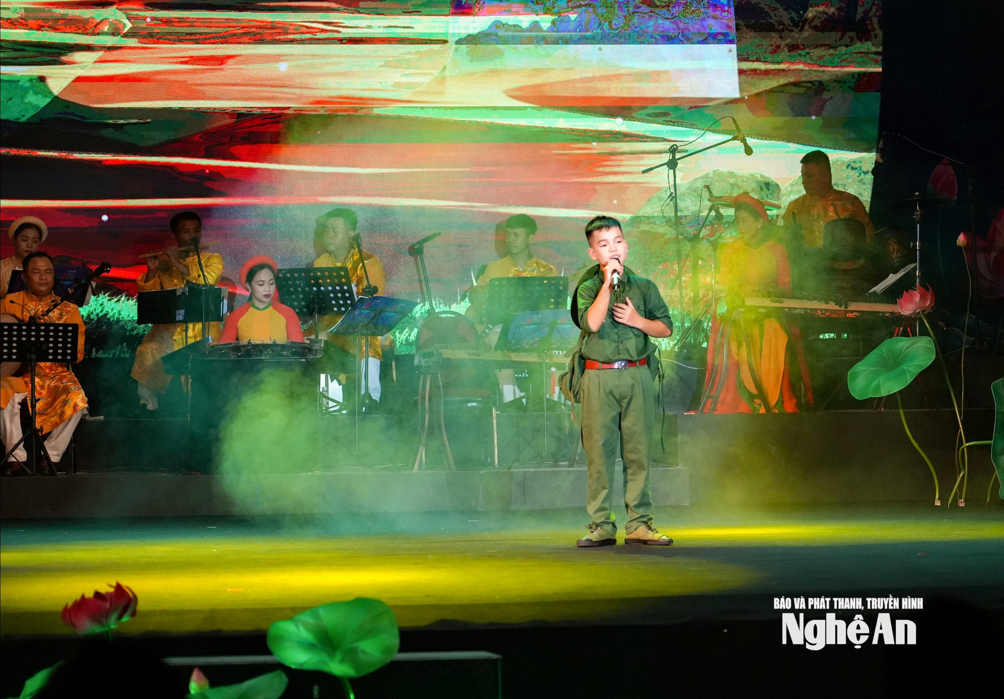 nguyen-duy-vuong-sbd-21-la-thi-sinh-mo-man-dem-chung-khao-thu-ba-voi-ngay-me-tien-con-di.-duy-vuong-nam-nay-11-tuoi-la-mot-trong-nhung-guong-mat-nho-tuoi-cua-dem-t.jpg