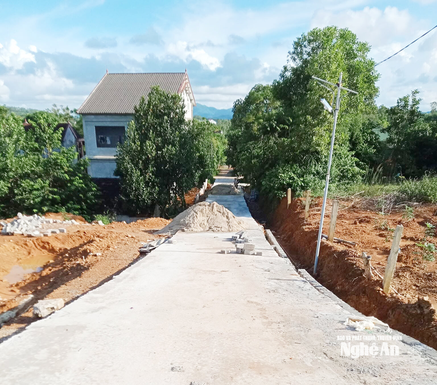 Những tuyến đường làng, ngõ xóm ở xóm 5 xã Văn Kiều đã được bê tông hóa khép kín. Ảnh KL