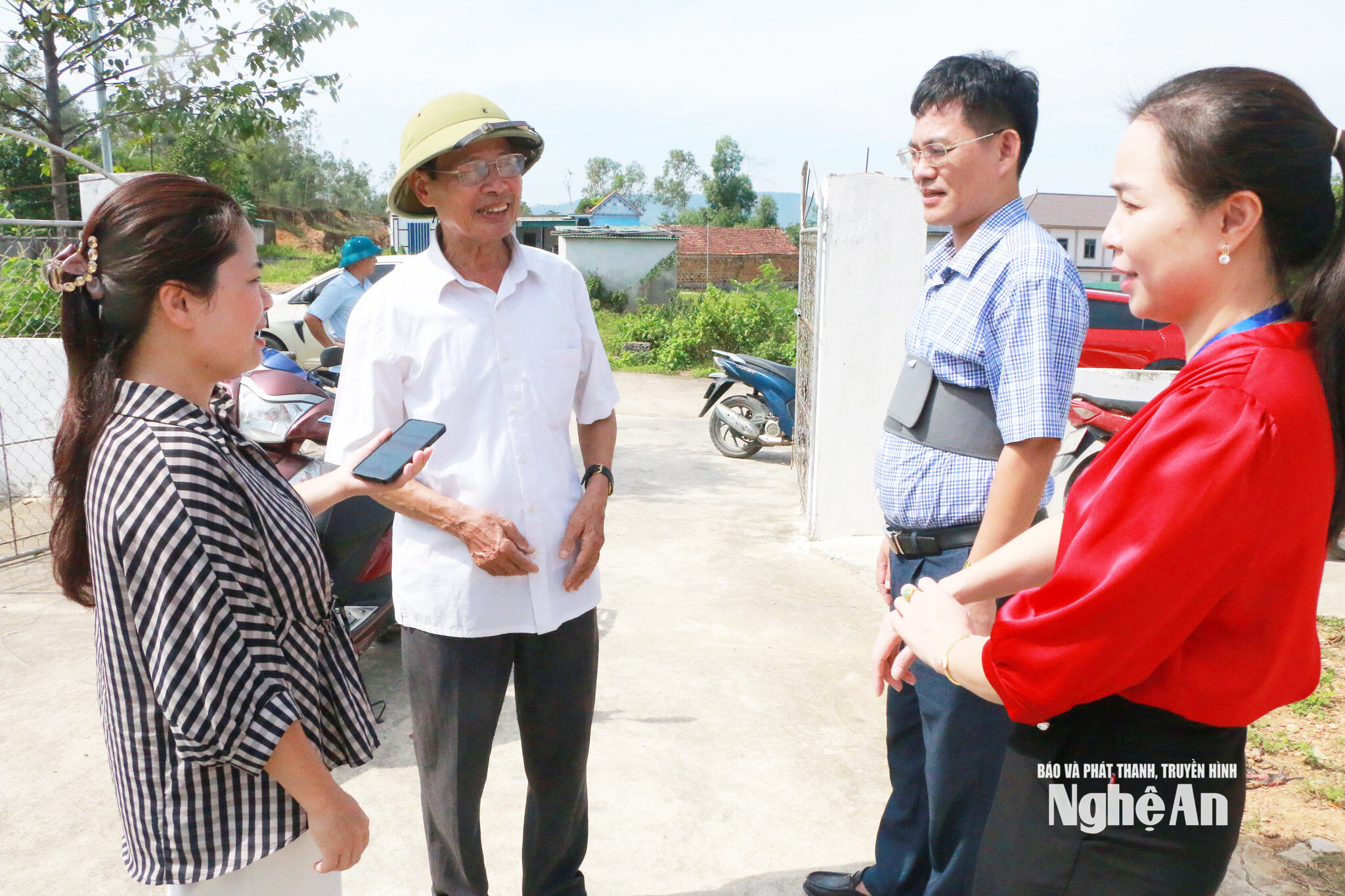 Ông Nguyễn Nhữ Nhung chia sẻ với lãnh đạo xã Văn Kiều về tiến độ số hoá dữ liệu đất đai ở tôn xóm. Ảnh KL