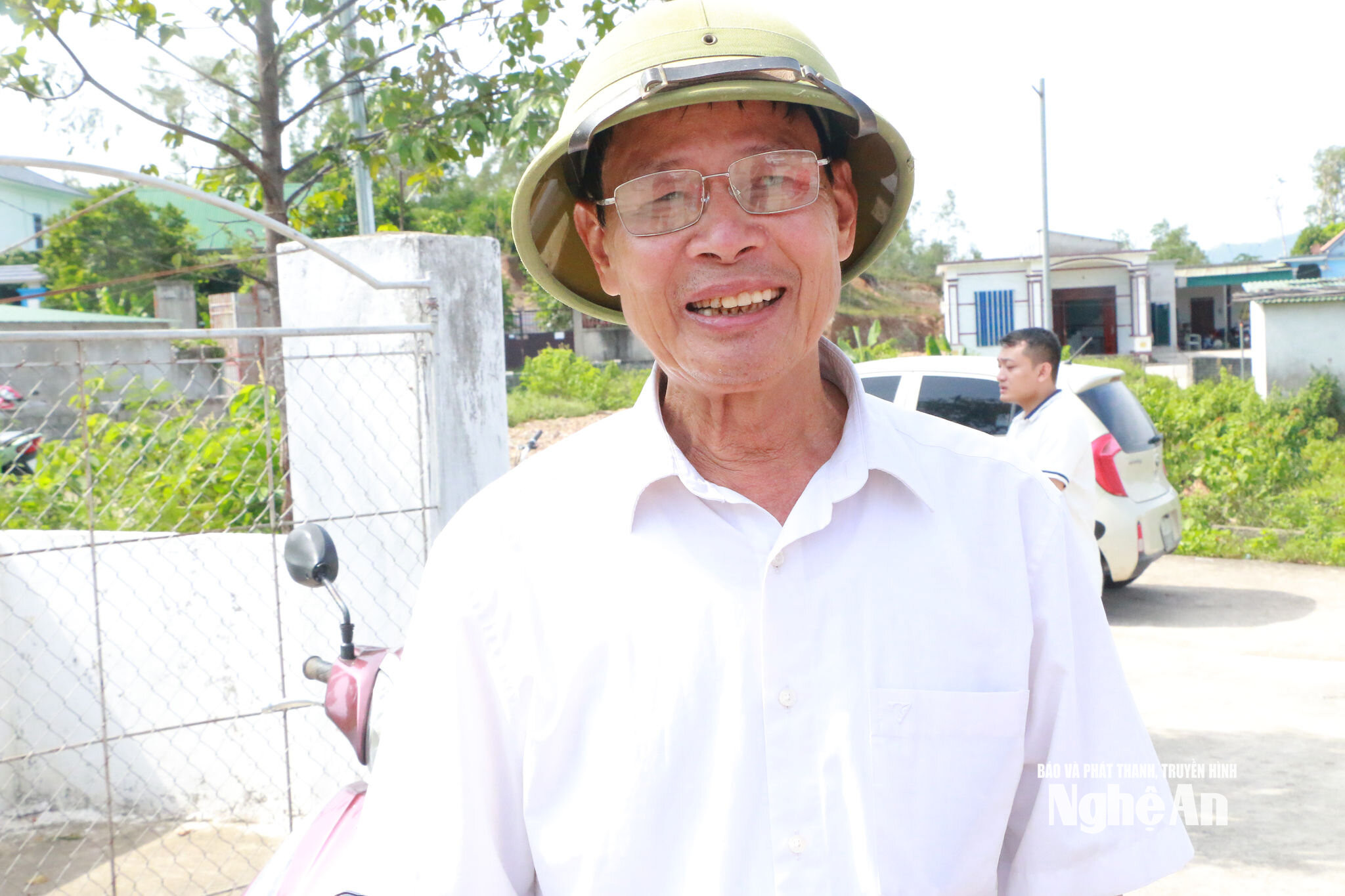 Ông Nguyễn Nhữ Nhung đã có hơn 40 năm gắn bó với công tác cơ sở trong đó có 17 năm liên tục tham gia Ban Thường vụ Hội Cựu chiến binh xã và 18 năm làm xóm trưởng. Ảnh KL