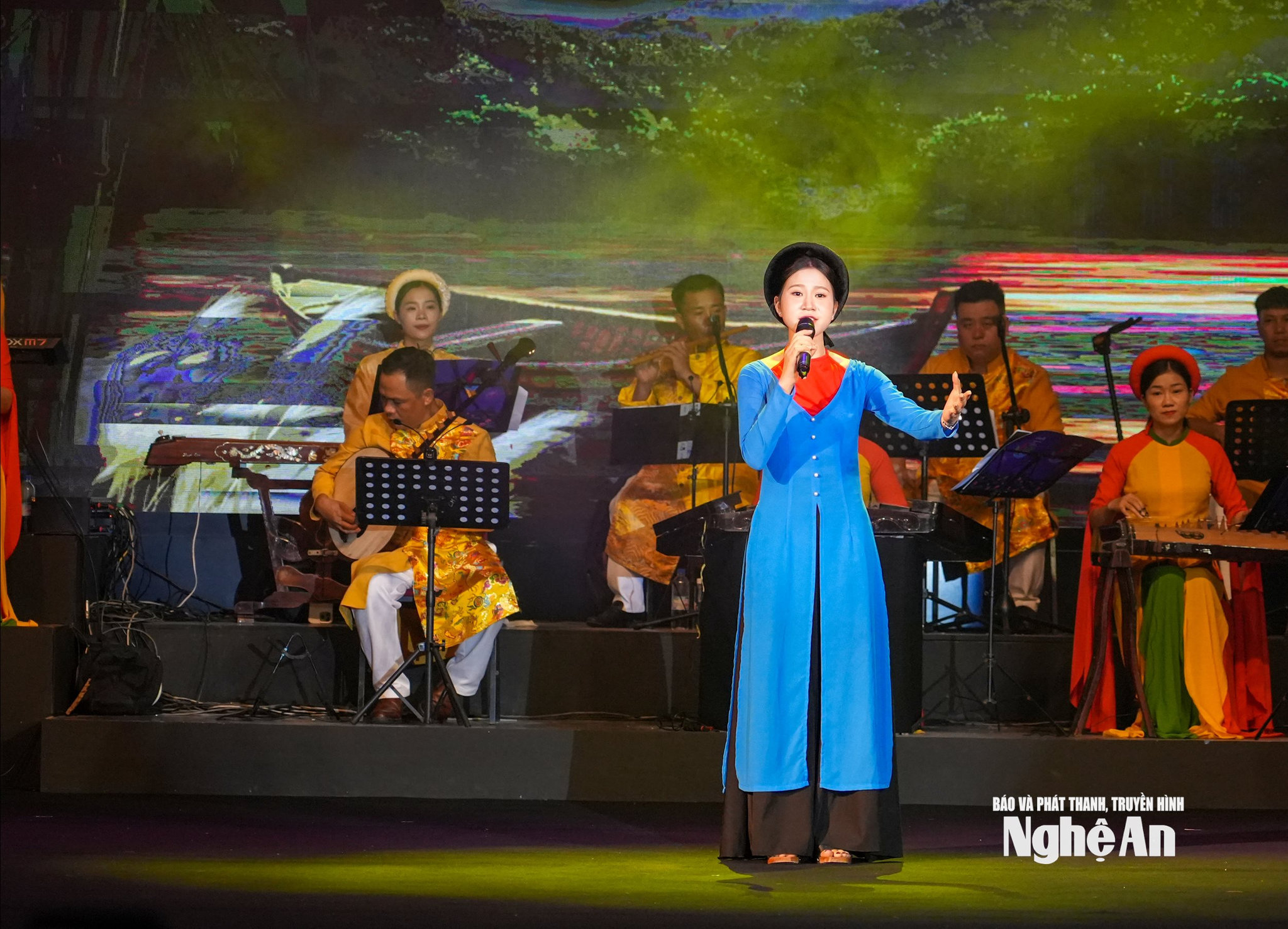 Phan Thị Hằng Nga hiện vừa tốt nghiệp Trường Cao đẳng Văn hóa Nghệ thuật Nghệ An. Ảnh Minh Quân 