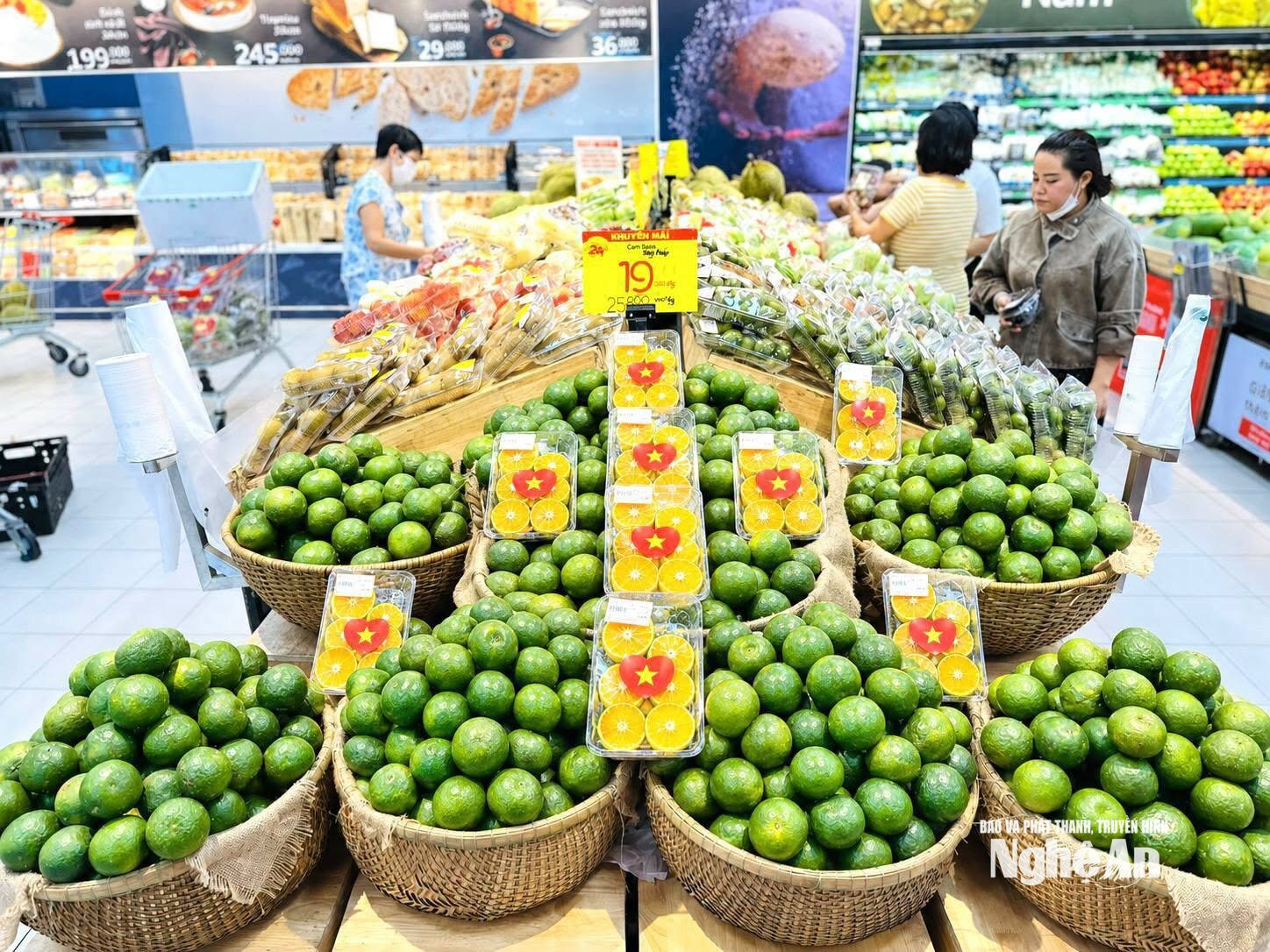 Hàng nghìn mặt hàng khuyến mại được các siêu thị tung ra nhằm kích cầu mua sắm. Ảnh: T.P